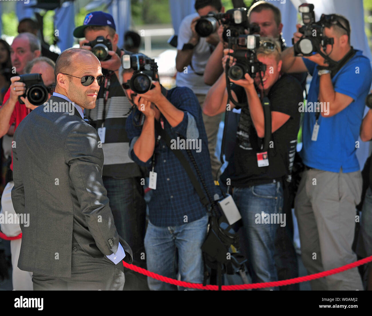 Acteur Jason Statham pose pour les photographes comme il arrive pour la projection de gala de "Killer Elite", au Roy Thomson Hall pendant le Festival International du Film de Toronto à Toronto, Canada le 10 septembre 2011. UPI/Christine Chew Banque D'Images