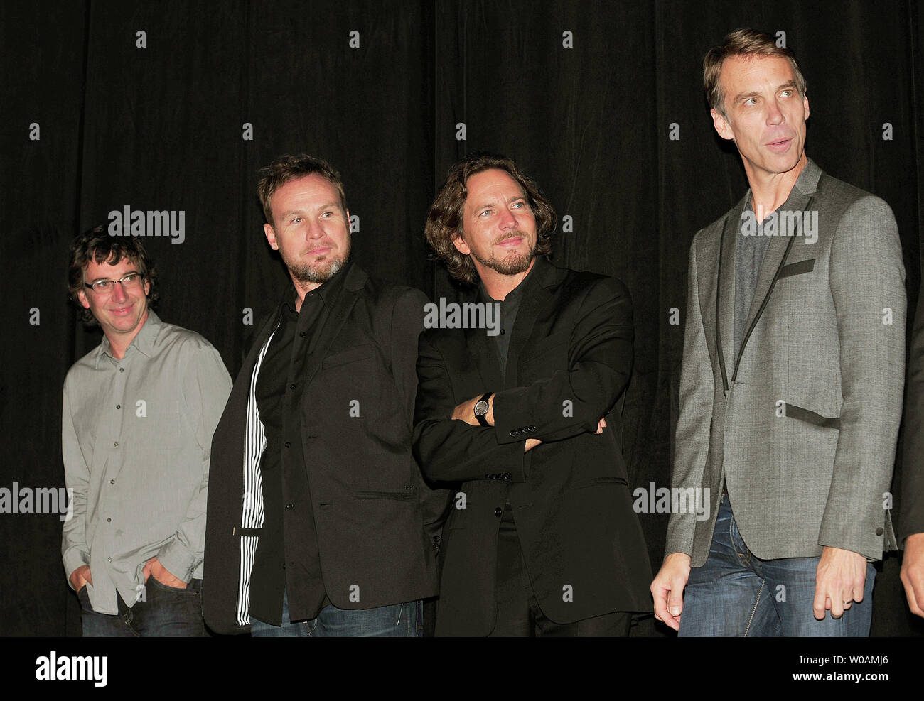 (L-R) Pearl Jam's Stone Gossard, Jeff Ament, Eddie Vedder et Matt Cameron assister à la Pearl Jam '20' première au Princess of Wales Theatre pendant le Festival International du Film de Toronto à Toronto, Canada le 10 septembre 2011. UPI/Christine Chew Banque D'Images