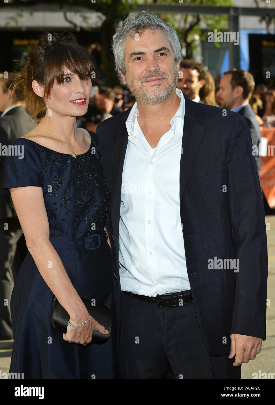 Réalisateur Alfonso Cuaron et son épouse Mariana Elizondo arrivent pour la première de "gravité" au Princess of Wales Theatre pendant le Festival International du Film de Toronto à Toronto, Canada le 8 septembre 2013. UPI/Christine Chew Banque D'Images