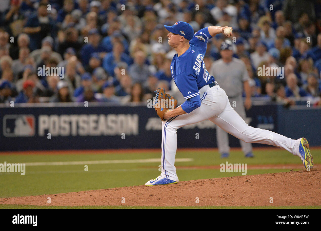 Le releveur des Blue Jays de Toronto Aaron Sanchez jette en réparation contre les Kansas City Royals lors de la septième manche de l'ALCS jeu 3 au Centre Rogers à Toronto, Canada le 19 octobre 2015. Photo par Kevin Dietsch/UPI Banque D'Images
