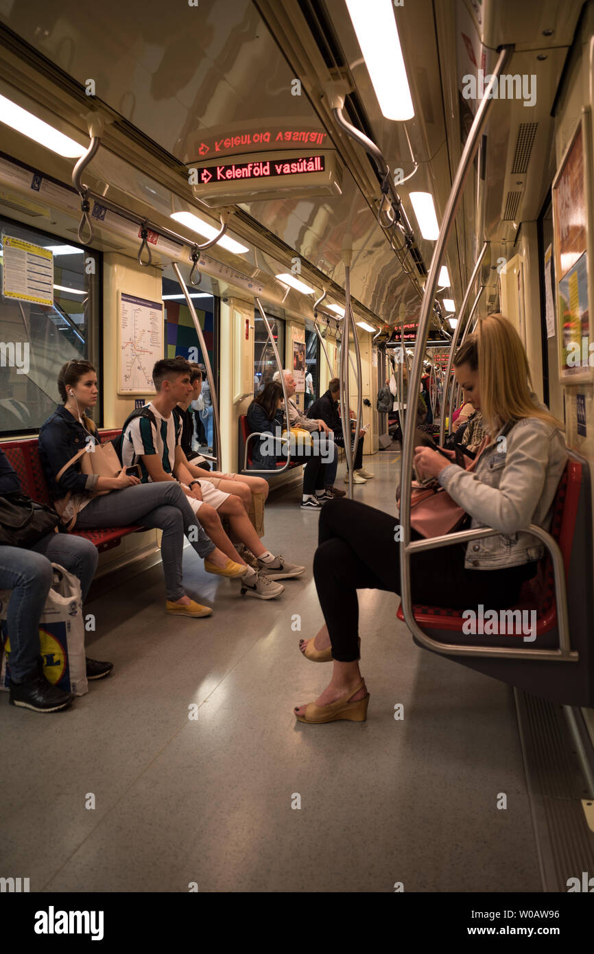 BUDAPEST HONGRIE - METRO PASSERS IN BUDAPEST TRANSPORT SOUTERRAIN - PASSAGERS EN MÉTRO - METRO DE BUDAPEST © FRÉDÉRIC BEAUMONT Banque D'Images