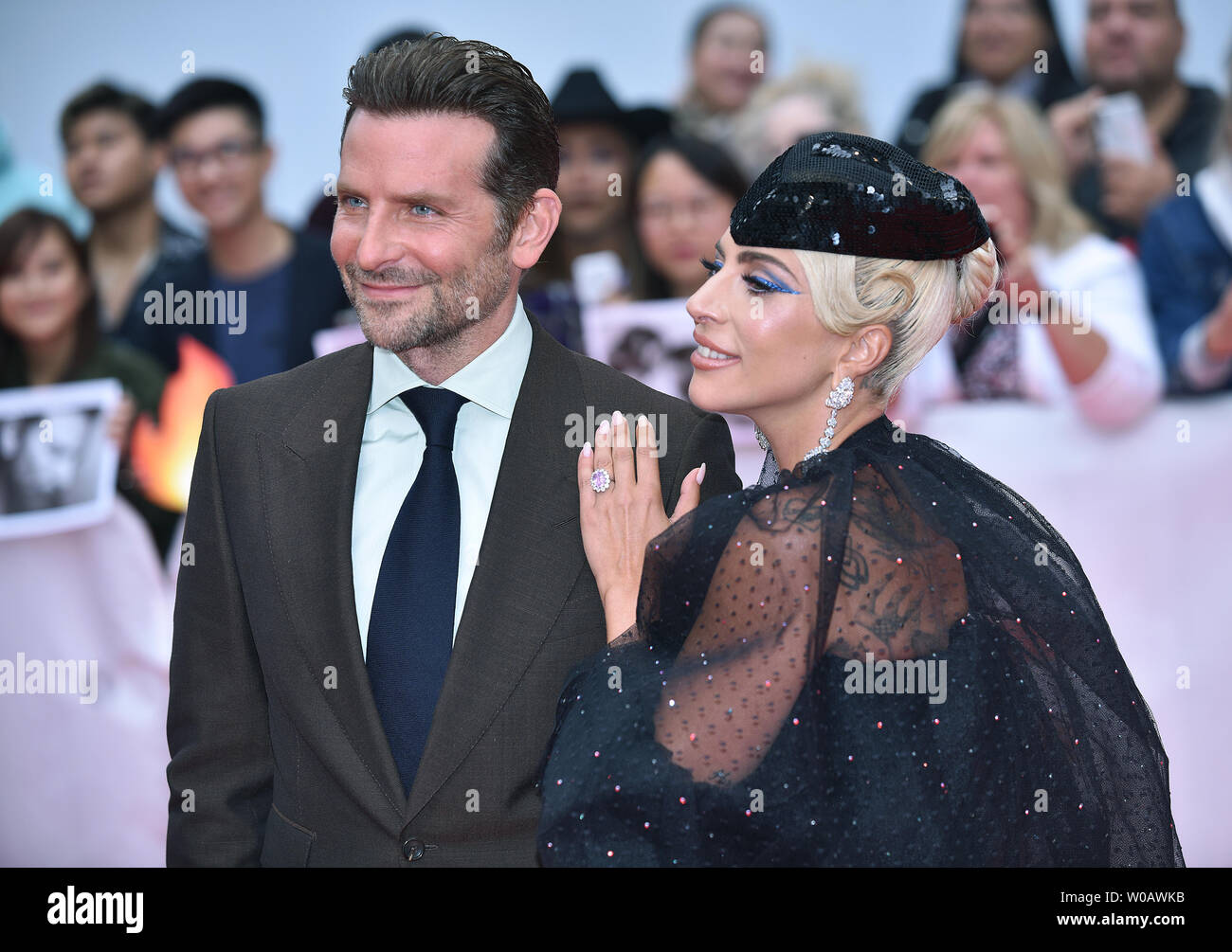 Lady Gaga (R) et le directeur et l'acteur Bradley Cooper arrivent pour le gala 'une étoile est née' au Roy Thomson Hall pendant le Festival International du Film de Toronto à Toronto, Canada le 9 septembre 2018. Photo par Christine Chew/UPI Banque D'Images