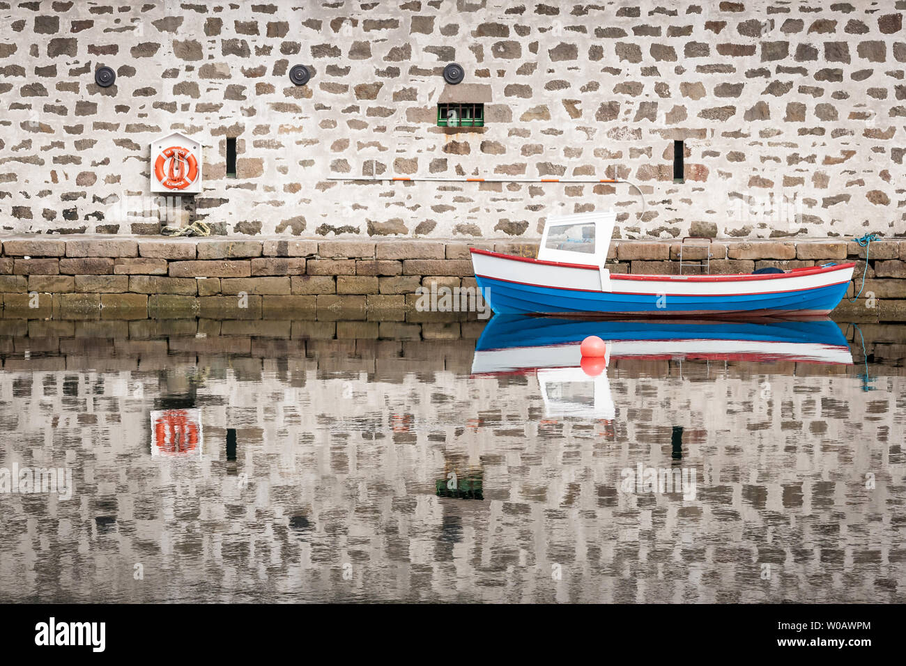 Voile réflexions à Hay's Dock à Lerwick dans les îles Shetland, au nord de l'Écosse, au Royaume-Uni. Banque D'Images