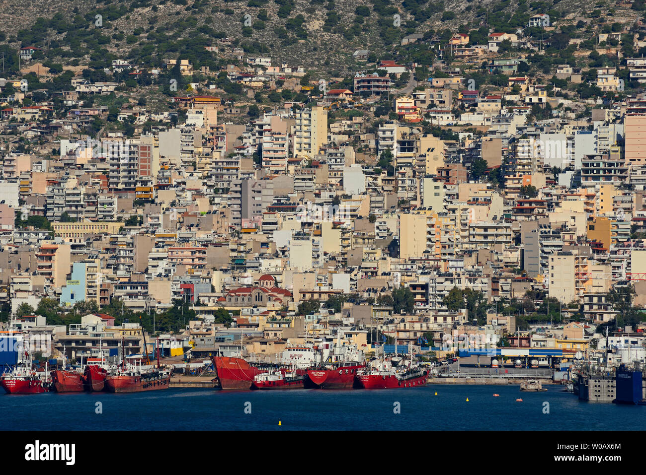 Le Pirée, Grèce - décembre 08, 2015 : vue sur une partie du port du Pirée, le Pirée et navires d'approvisionnement bunker suburb Banque D'Images