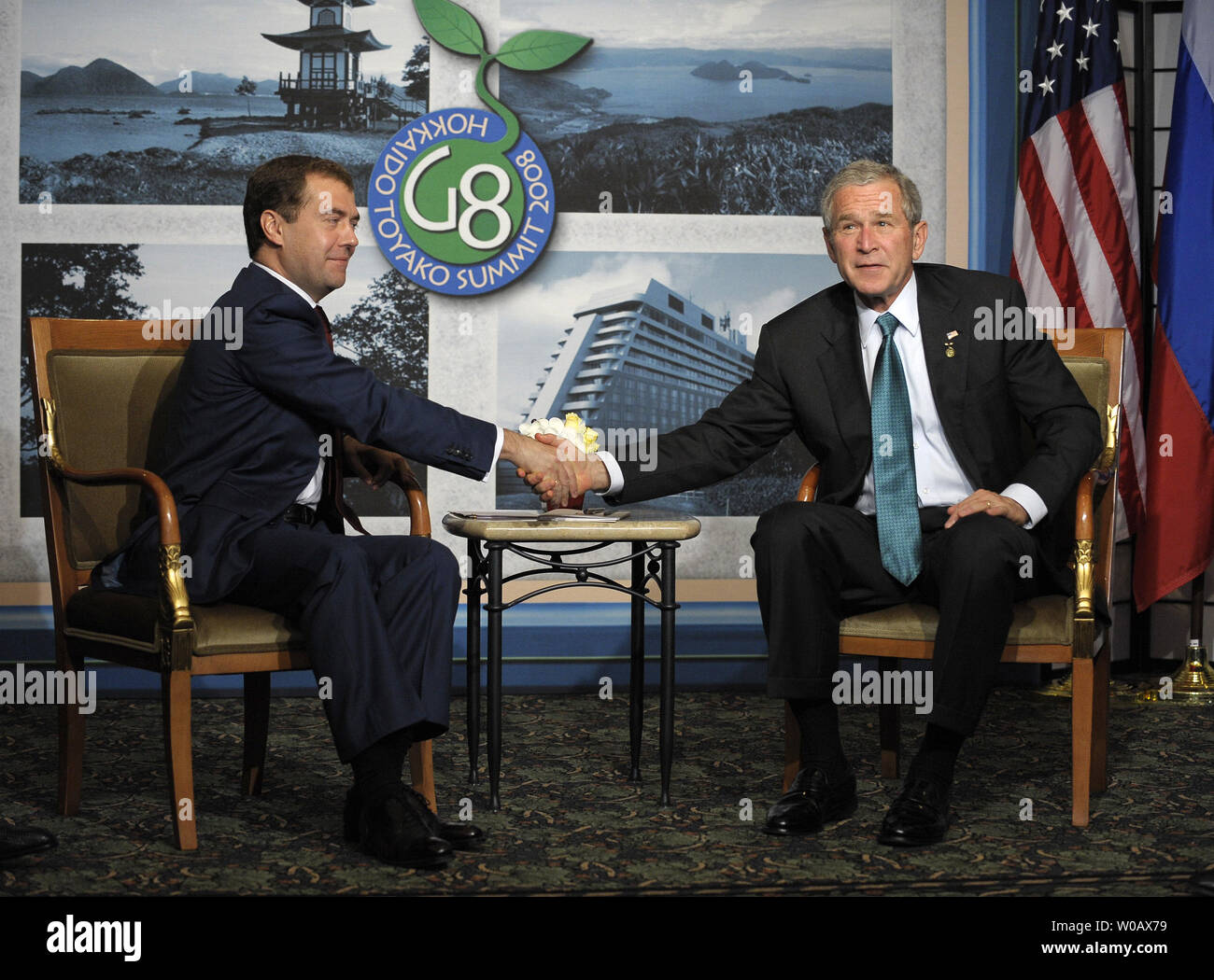 Le président américain George W. Bush (R), serre la main avec le président russe Dmitri Medvedev au Groupe des Huit (G8) de Hokkaido Toyako Summit à l'hôtel Windsor Toya Resort and Spa à Toyako, le 7 juillet 2008. (Photo d'UPI/Alex Volgin) Banque D'Images