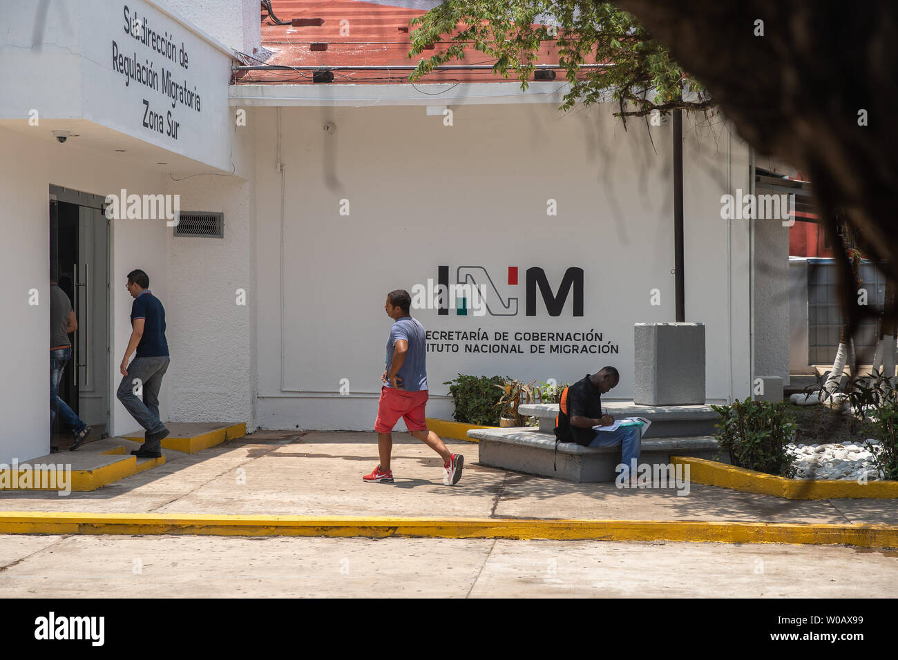 Certains des migrants qui attendent à l'extérieur de l'INM sous-délégation régionale office d'entrer dans l'immeuble après leur nom a été appelé à Tapachula, Mexique le 8 mai 2019. De nombreux migrants de l'espoir d'appliquer pour un visa de sortie, c'est bon pour 20 jours. Photo par Ariana/Drehsler UPI Banque D'Images