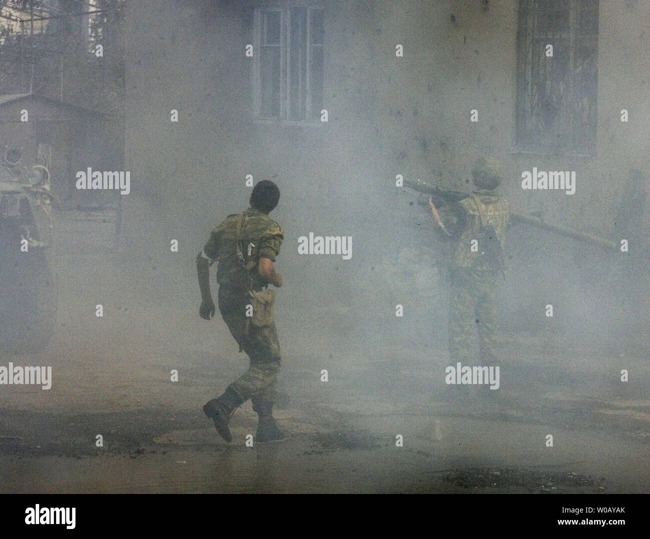 Soldats ossètes sont vus en action dans la capitale sud-ossète de Tskhinvali le 11 août 2008. (Photo d'UPI/Anatoli Ivanov) Banque D'Images