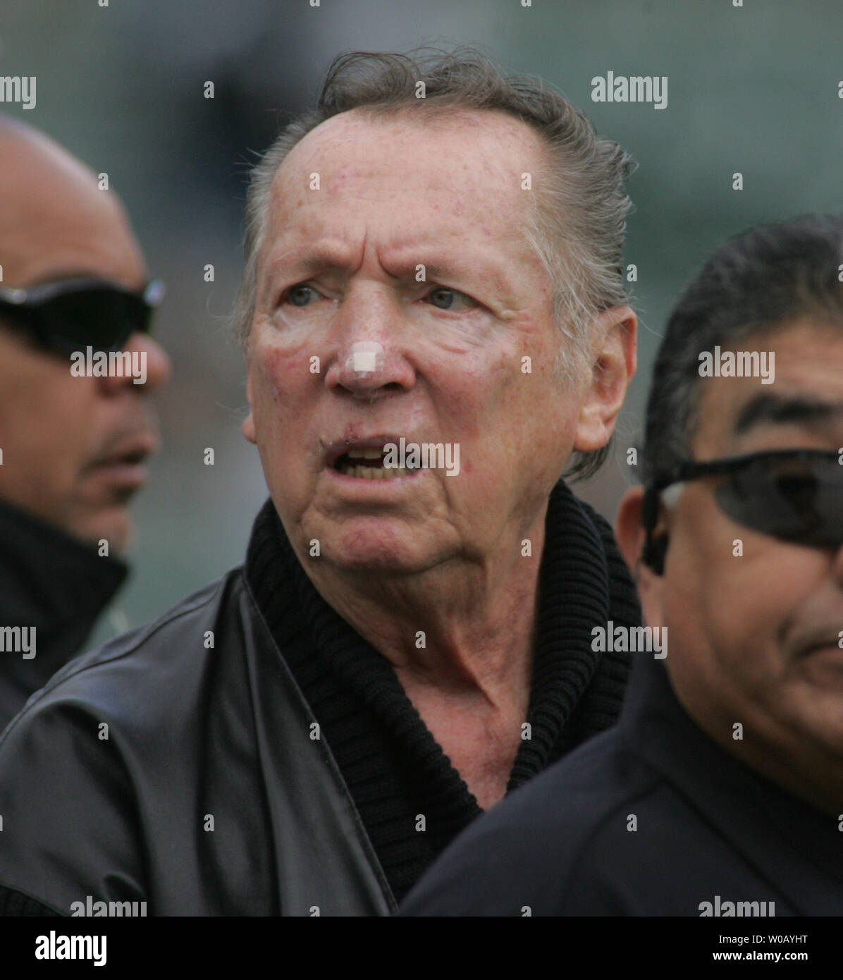 Oakland Raiders propriétaire Al Davis regarde son équipe avant de jouer contre les New Orleans Saints chez Network Associates Coliseum à Oakland, CA, le 24 octobre 2004. (Photo d'UPI/Terry Schmitt) Banque D'Images