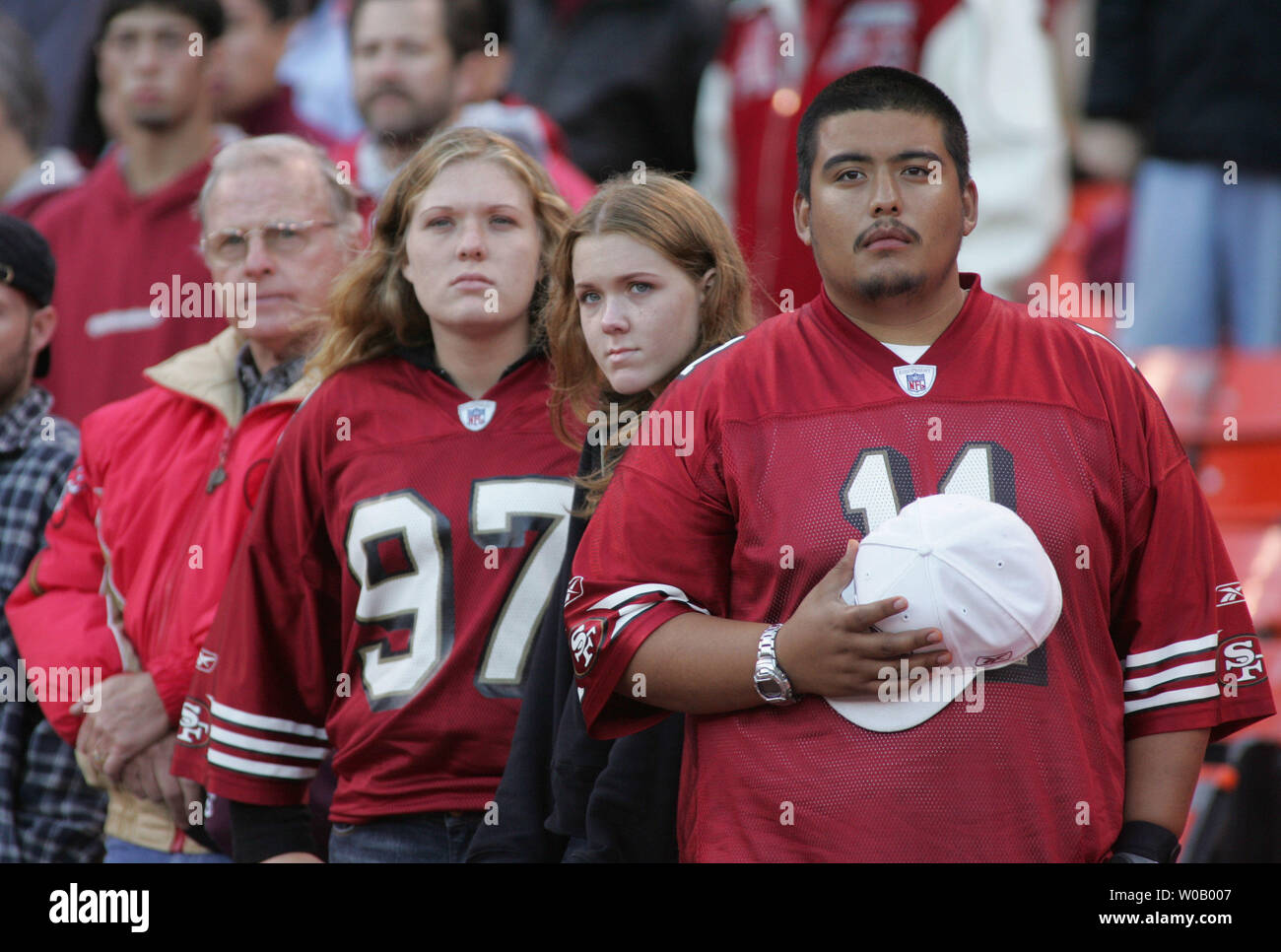 San Francisco 49er fans se tenir en silence à Monster Park à San Francisco le 26 août 2005, à la mémoire de Thomas Herrion joueur qui est mort dans le vestiaire après le match de la semaine dernière contre les Broncos de Denver. (Photo d'UPI/Terry Schmitt) Banque D'Images