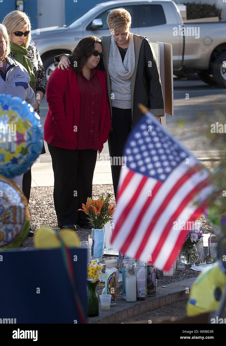 Deuil national à observer une minute de silence dans les bureaux de U.S. Rep. Gabrielle Giffords bureaux à 9 h HAR deux jours après qu'un jeune homme tué six personnes y compris le juge de district américain John Roll et gravement blessé représentant Gabrielle Giffords U.S à Florence, Arizona le 9 janvier 2011. La tentative d'assassinat a eu lieu près d'un nord de Safeway de Tucson le 8 janvier 2011. UPI/Gary C. Caskey Banque D'Images