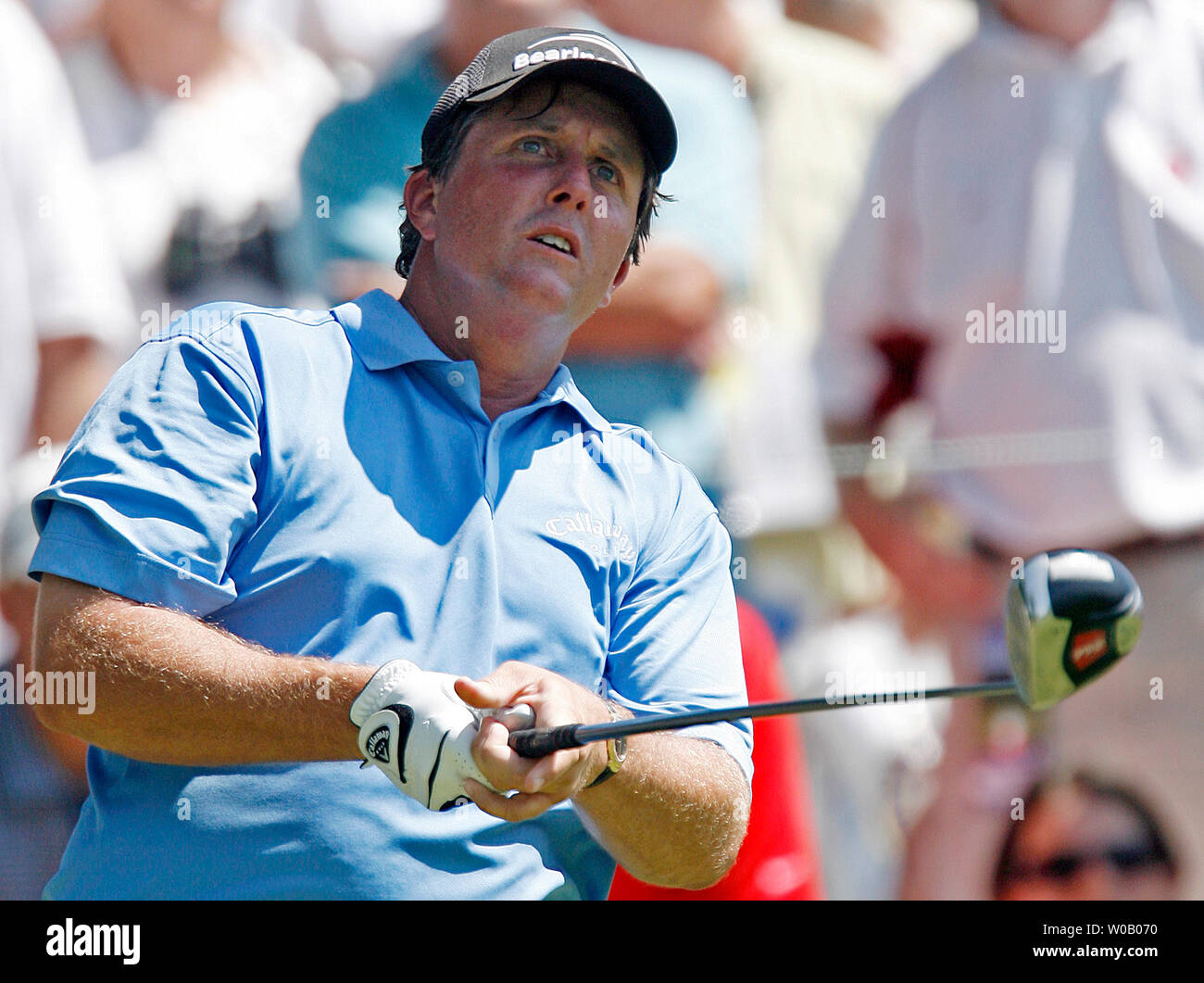 Phil Mickelson regarde son lecteur sur le cinquième trou dans le premier tour à la 89e Championnat de la PGA à Southern Hills Country Club à Tulsa, Oklahoma le 9 août 2007. (Photo d'UPI/Gary C. Caskey) Banque D'Images