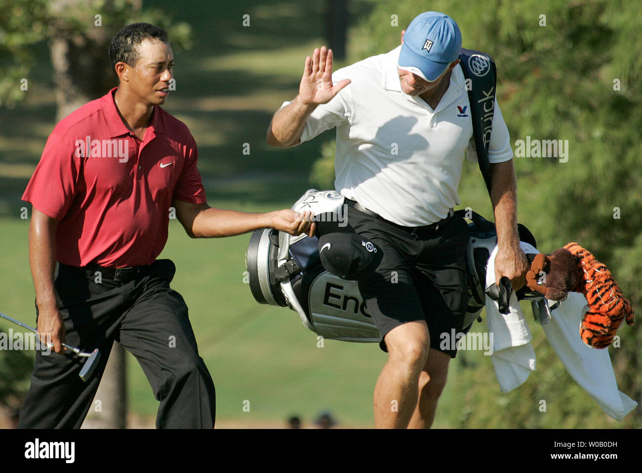 Caddie Steve Williams (R) Tiger Woods donne une tape sur la main de marcher jusqu'à la dix-huitième verte pendant la ronde finale du 89e Championnat de la PGA à Southern Hills Country Club à Tulsa, Oklahoma le 12 août 2007. Tiger Woods a obtenu son 13e grand gagnant le PGA avec un 8 en dessous du par 272. (Photo d'UPI/Gary C. Caskey) Banque D'Images