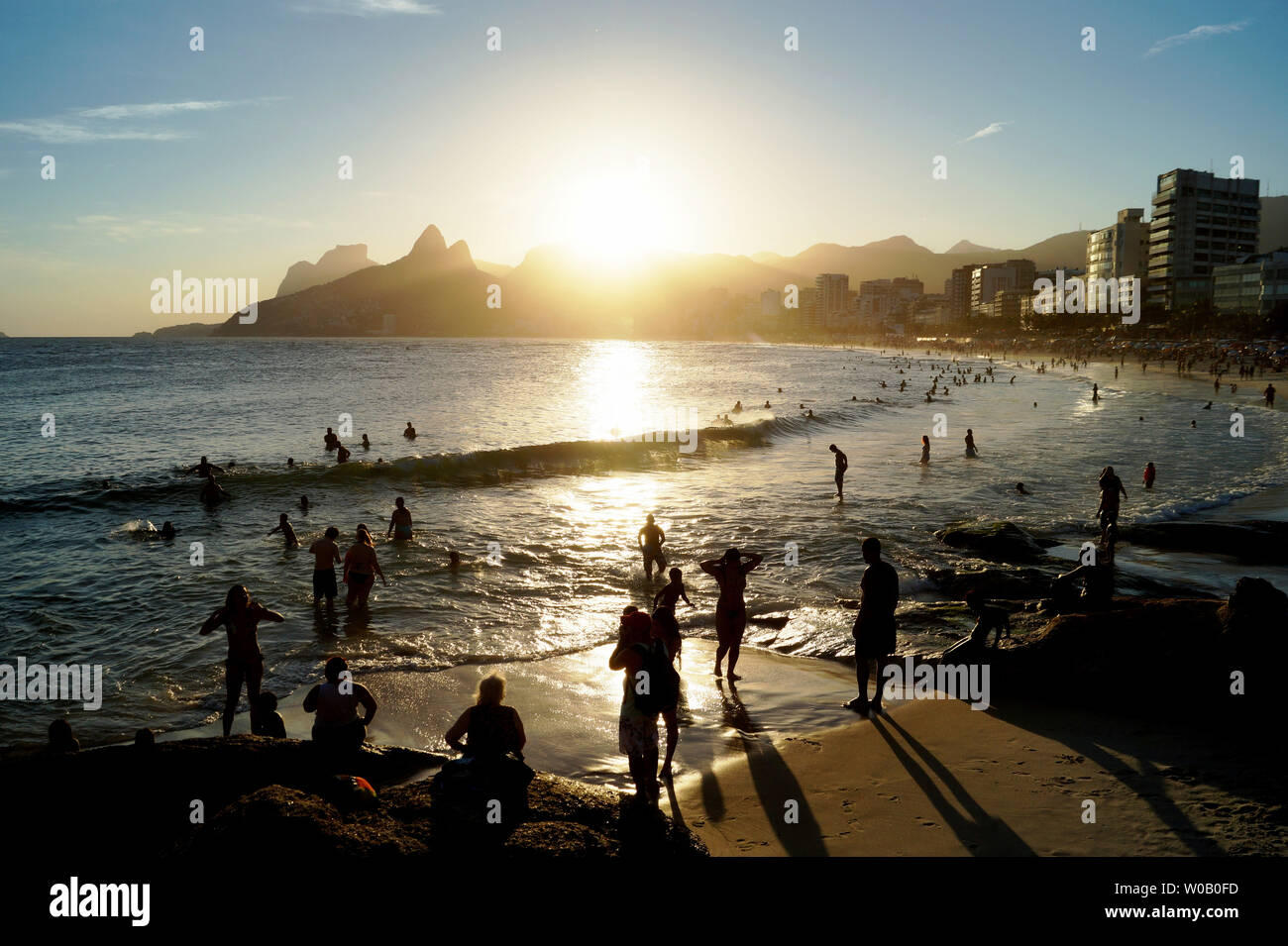 Coucher de soleil sur la plage d'Ipanema à Rio de Janeiro, Brasil Banque D'Images