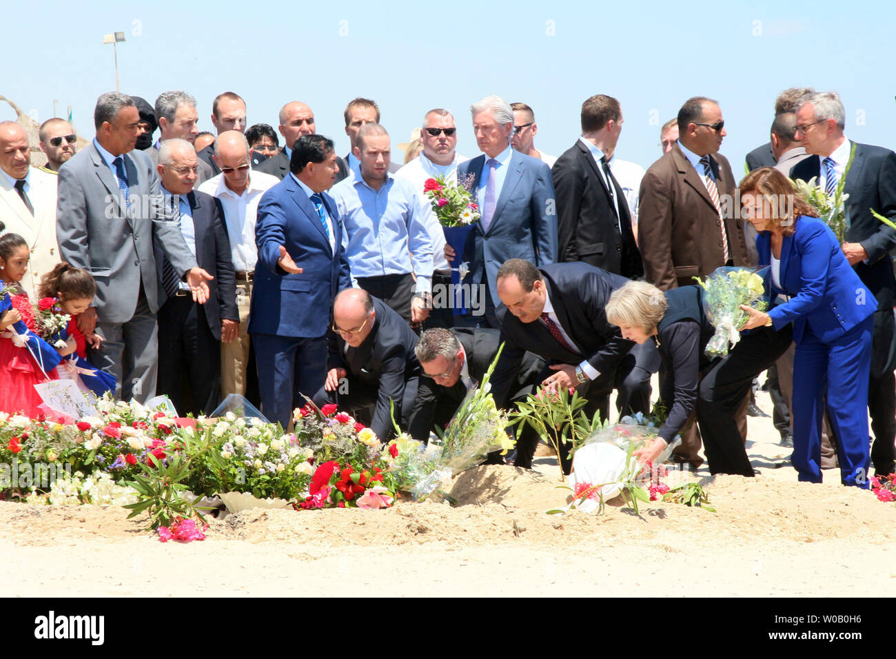 (De gauche à droite en bas) Le ministre français de l'intérieur Bernard Cazeneuve, Ministre allemand de l'intérieur Thomas de Maizière, ministre de l'intérieur tunisien Mohamed Najem Gharsalli et de l'Intérieur britannique Theresa peut déposer des fleurs qu'ils paient leurs égards devant un mémorial de fortune de la plage de l'hôtel Imperial Marhaba resort, qui a été attaqué il y a trois jours par un tireur (ISIS) dans la région de Sousse, Tunisie, 29 juin 2015.L'État islamique (ISIS) groupe n'a revendiqué la responsabilité pour le massacre le 27 juin dans une attaque mortelle beach resort qui a tué près de 40 personnes, pour la plupart des touristes britanniques. Photo par Khaled Nasra Banque D'Images