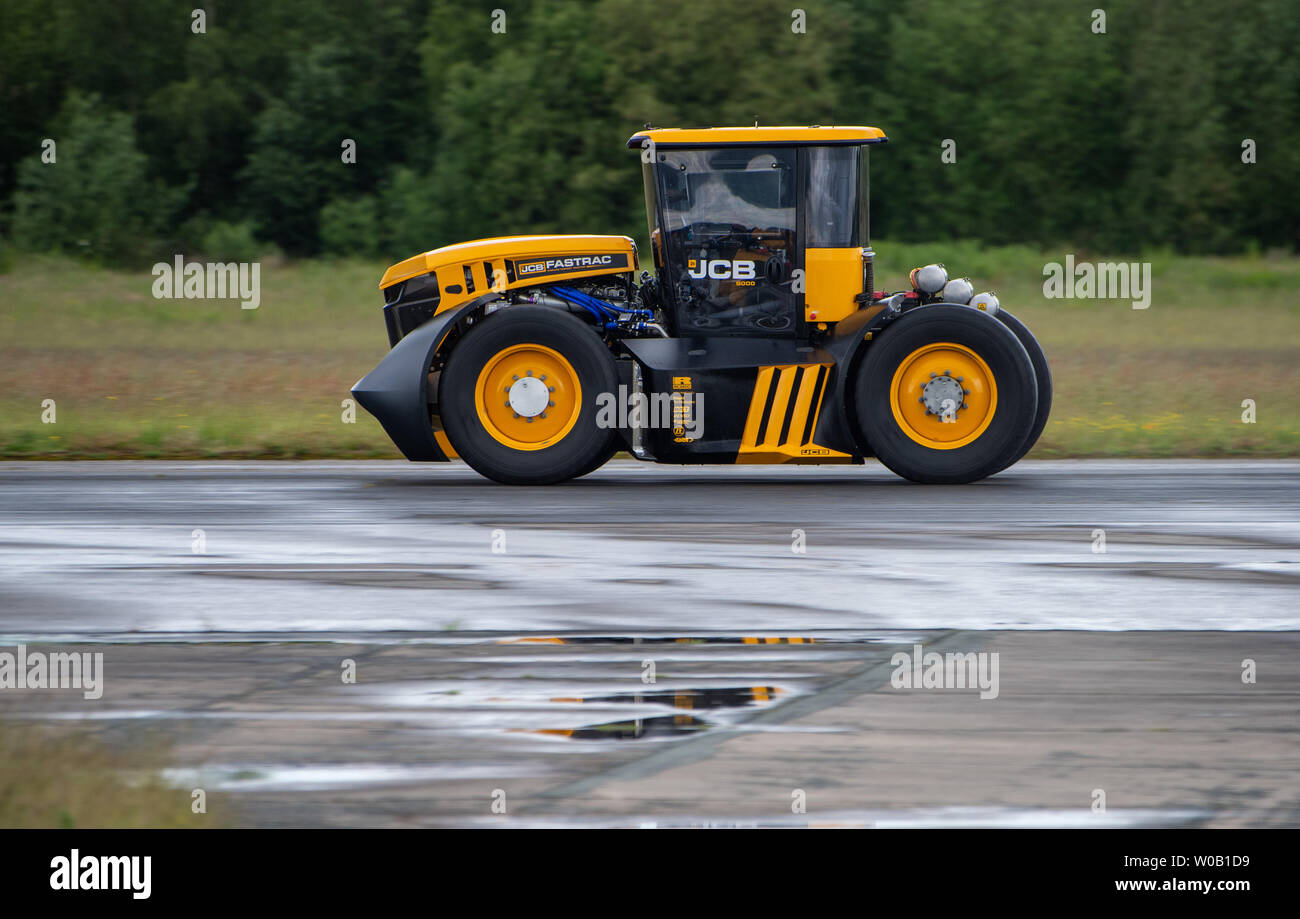 JCB Agri-machinery fabrique faire un nouveau record de vitesse pour un tracteur de 103.6 mph, battant le précédent record établi à 87,27 mph Mars 2018 Banque D'Images