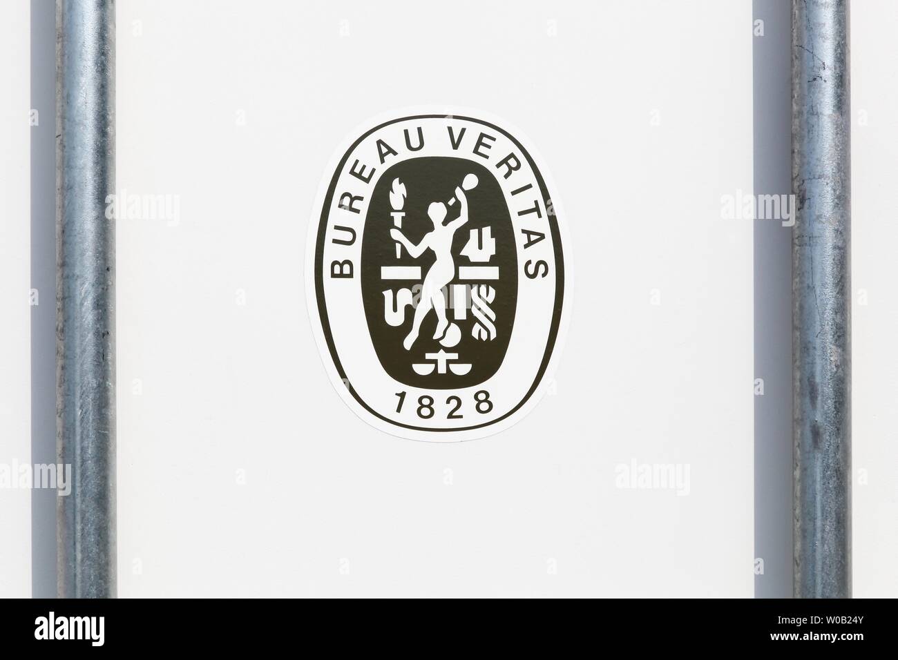 Viby, Danemark - 5 juin 2019 : Bureau Veritas logo sur un récipient. Bureau Veritas est un organisme international de certification Banque D'Images