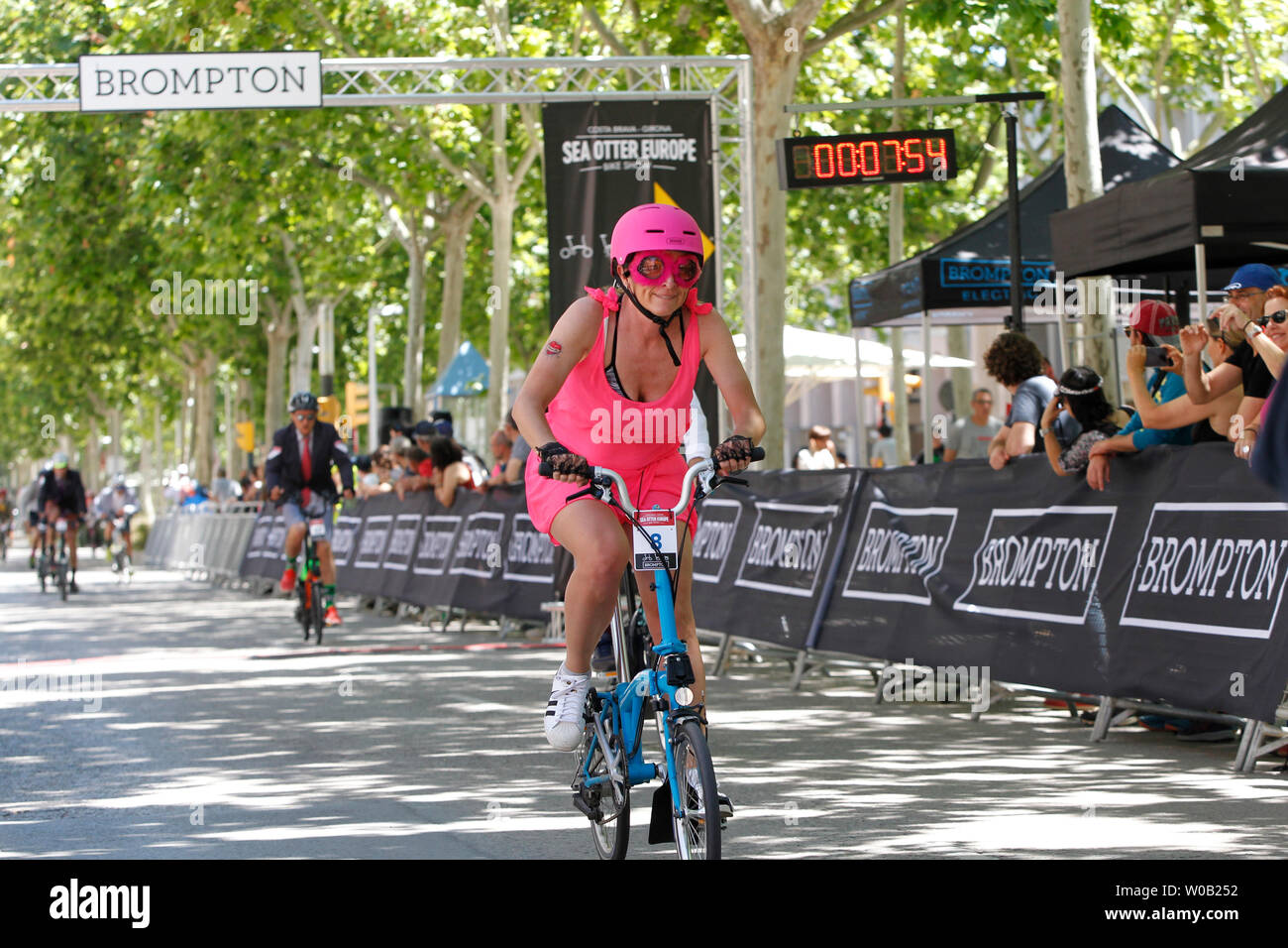 L'édition espagnole de 2019 du Championnat du Monde de Brompton vélos pliants avec une règle non-lieu au cours de la loutre de mer Bike Festival à Gérone, Espagne Banque D'Images