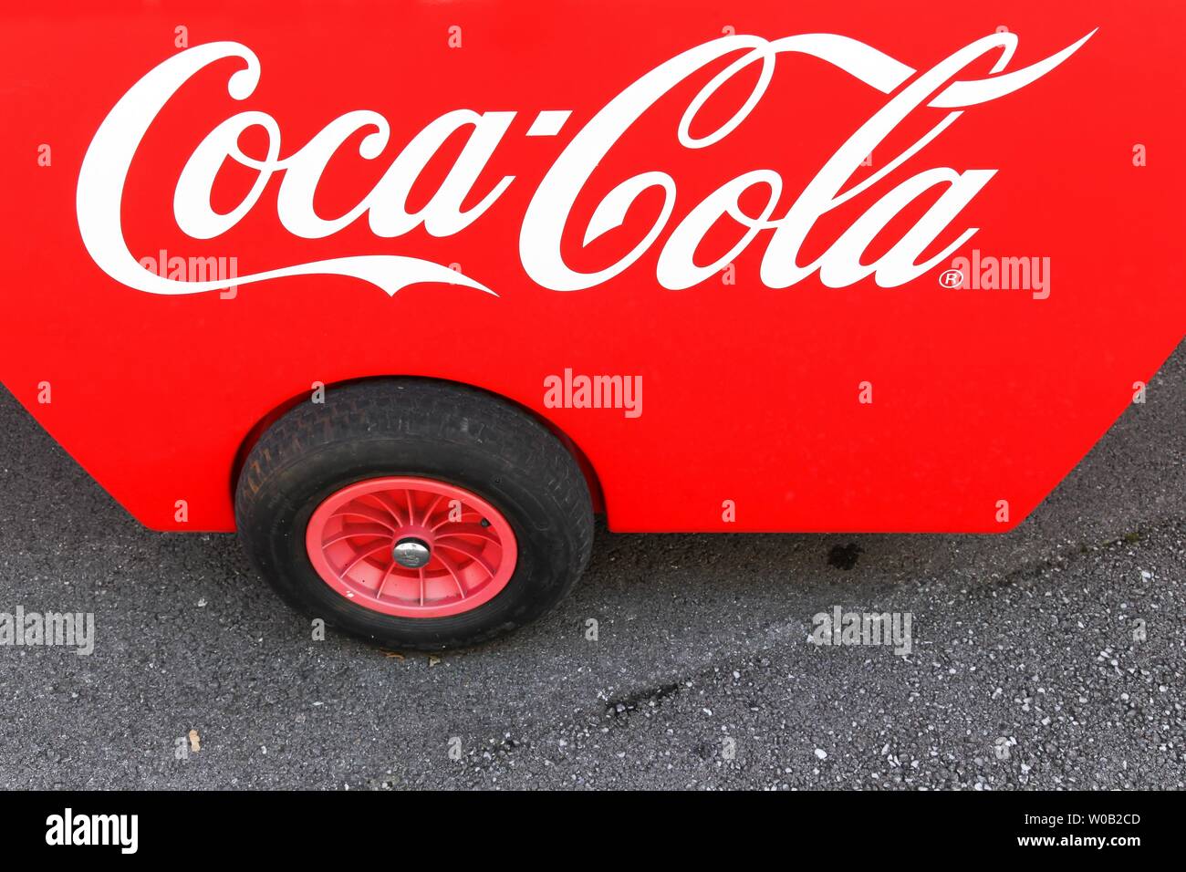 Decines Charpieu, France - le 13 juin 2019 : Coca Cola logo sur un chariot. Coca Cola est une boisson gazeuse. Il est produit par The Coca-Cola Company à Atlanta Banque D'Images