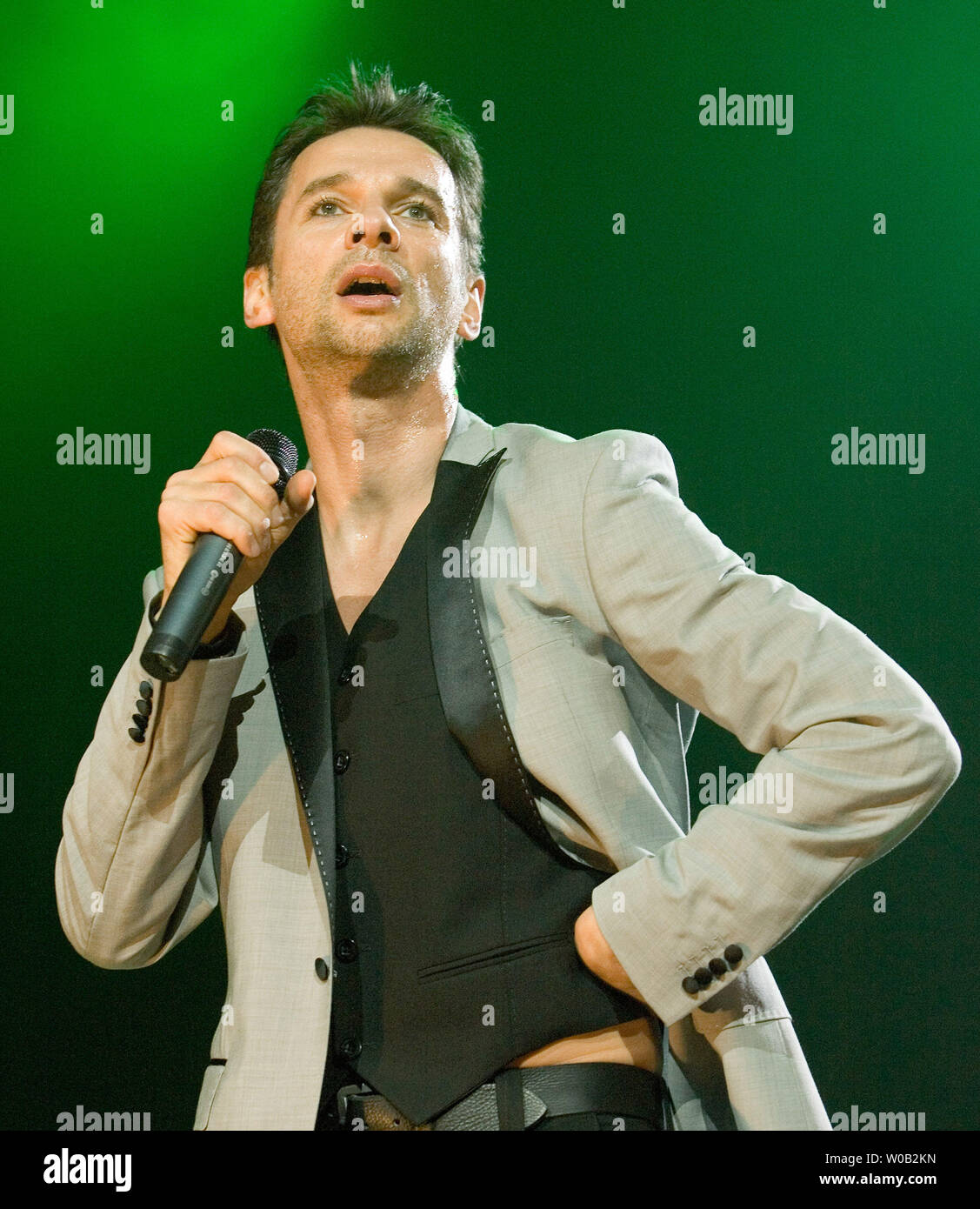 Dave Gahan le chanteur pour le groupe britannique Depeche Mode chante lors d'une tournée 'l'ange' concert au GM Place à Vancouver (Colombie-Britannique), le 15 novembre 2005. (Photo d'UPI/Heinz Ruckemann) Banque D'Images