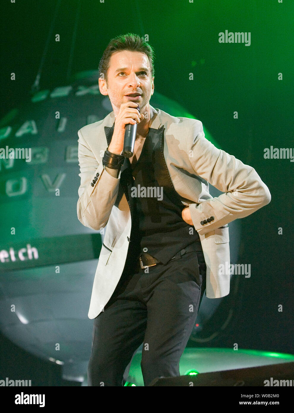 Dave Gahan le chanteur pour le groupe britannique Depeche Mode chante lors d'une tournée 'l'ange' concert au GM Place à Vancouver (Colombie-Britannique), le 15 novembre 2005. (Photo d'UPI/Heinz Ruckemann) Banque D'Images