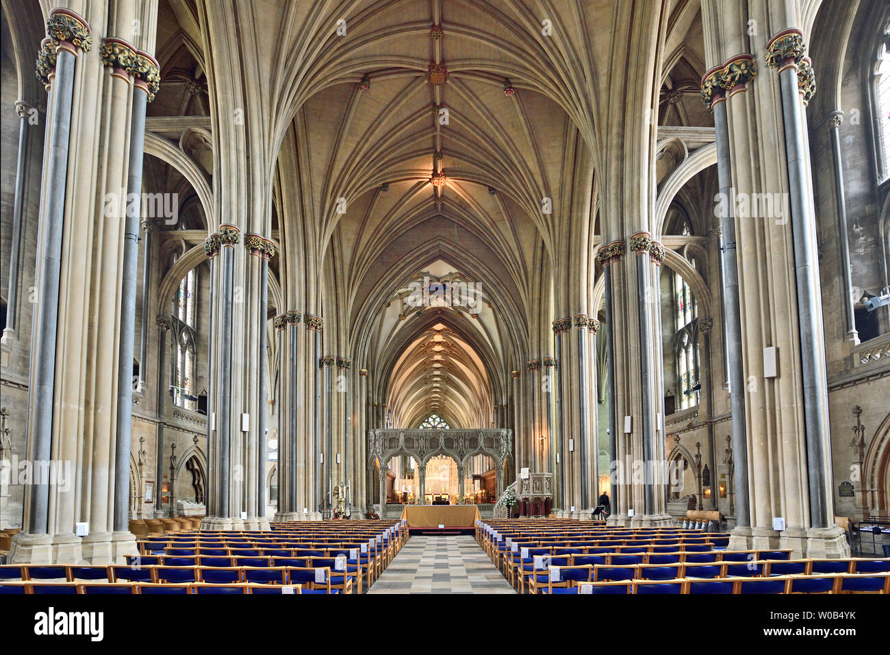 Vue panoramique sur la cathédrale, NEF NEF Autel, choeur, lierne côtes dans les voûtes et colonnes en cluster, photographié en juin 2019 Banque D'Images