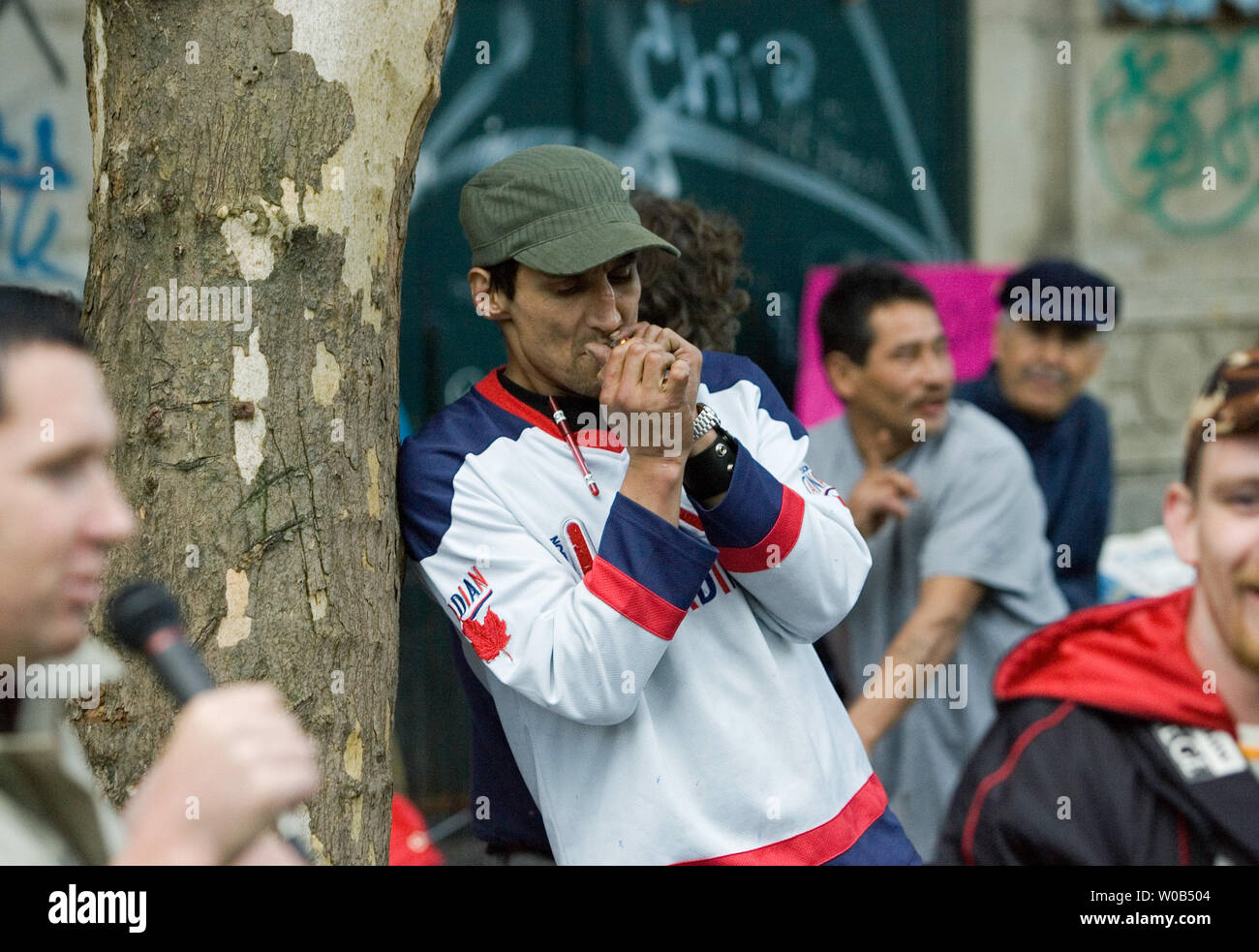 Un homme fume pour se calmer après avoir parlé des difficultés de la vie dans la rue, lui et d'autres personnes sans-abri se rassemblent pour soutenir un petit groupe de militants qui ont occupé un bâtiment vacant dans le Downtown East Side de Vancouver, Colombie-Britannique, le 22 octobre 2006. Ils protestent contre une augmentation de nombre de sans-abri en raison de la fermeture de bâtiments d'hébergement à faible revenu a marqué pour le réaménagement en raison d'un marché immobilier chaud en partie suscitée par les Jeux Olympiques d'hiver de 2010. (Photo d'UPI/Heinz Ruckemann) Banque D'Images