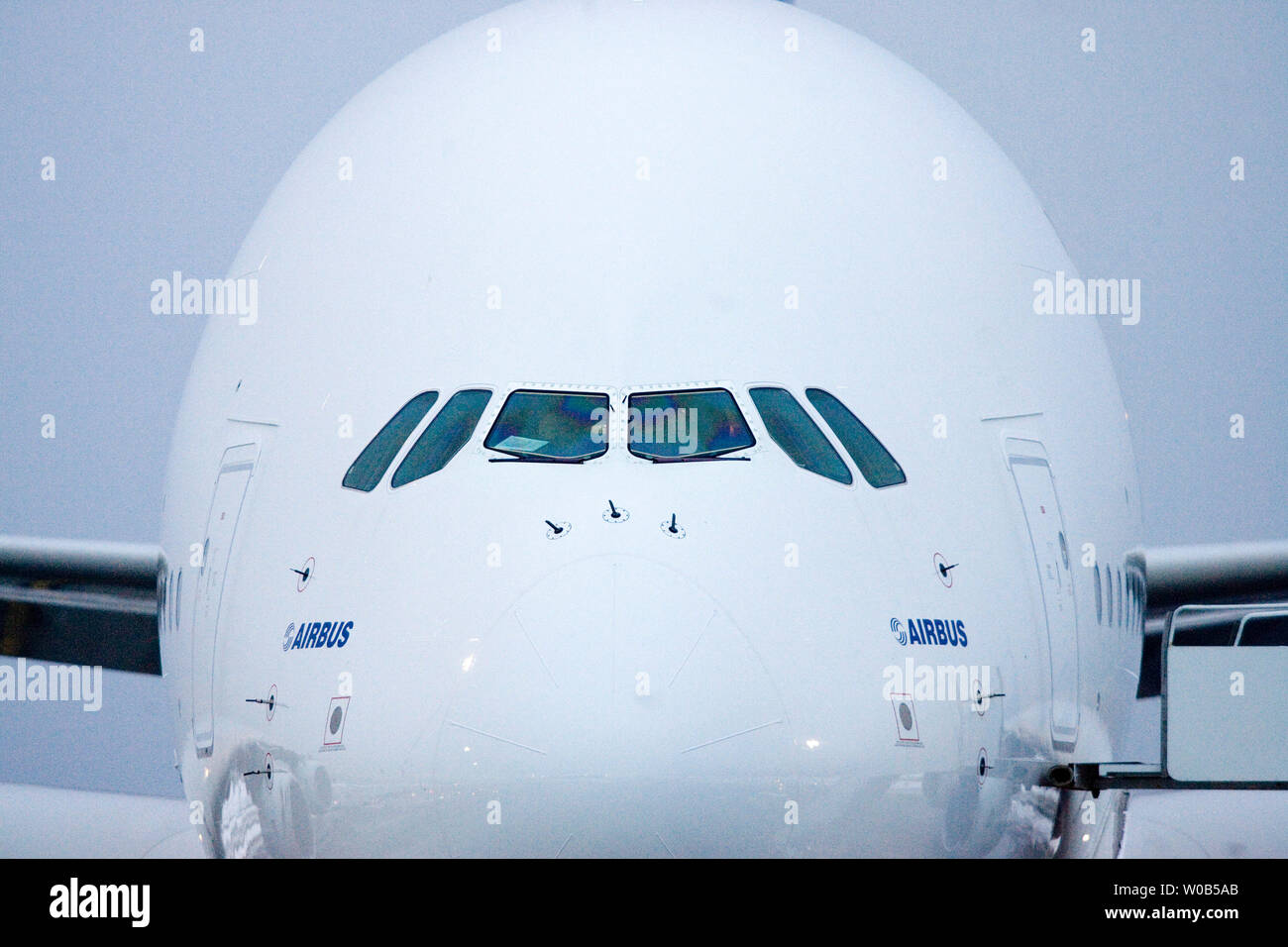 Le plus gros avion commercial de 555 places l'Airbus A380 arrive sur l'annexe, sans escale de Sydney, en Australie, à l'atterrissage à l'aéroport, l'Aéroport International de Vancouver à Vancouver, Colombie-Britannique, le 29 novembre 2006. Alimenté par quatre moteurs Rolls Royce Trent 900 l'A380 fait son unique arrêt en Amérique du Nord et termine les exercices de vérification des itinéraires techniques à la fin de la dernière étape à home base à Toulouse, France. (Photo d'UPI/Heinz Ruckemann) Banque D'Images