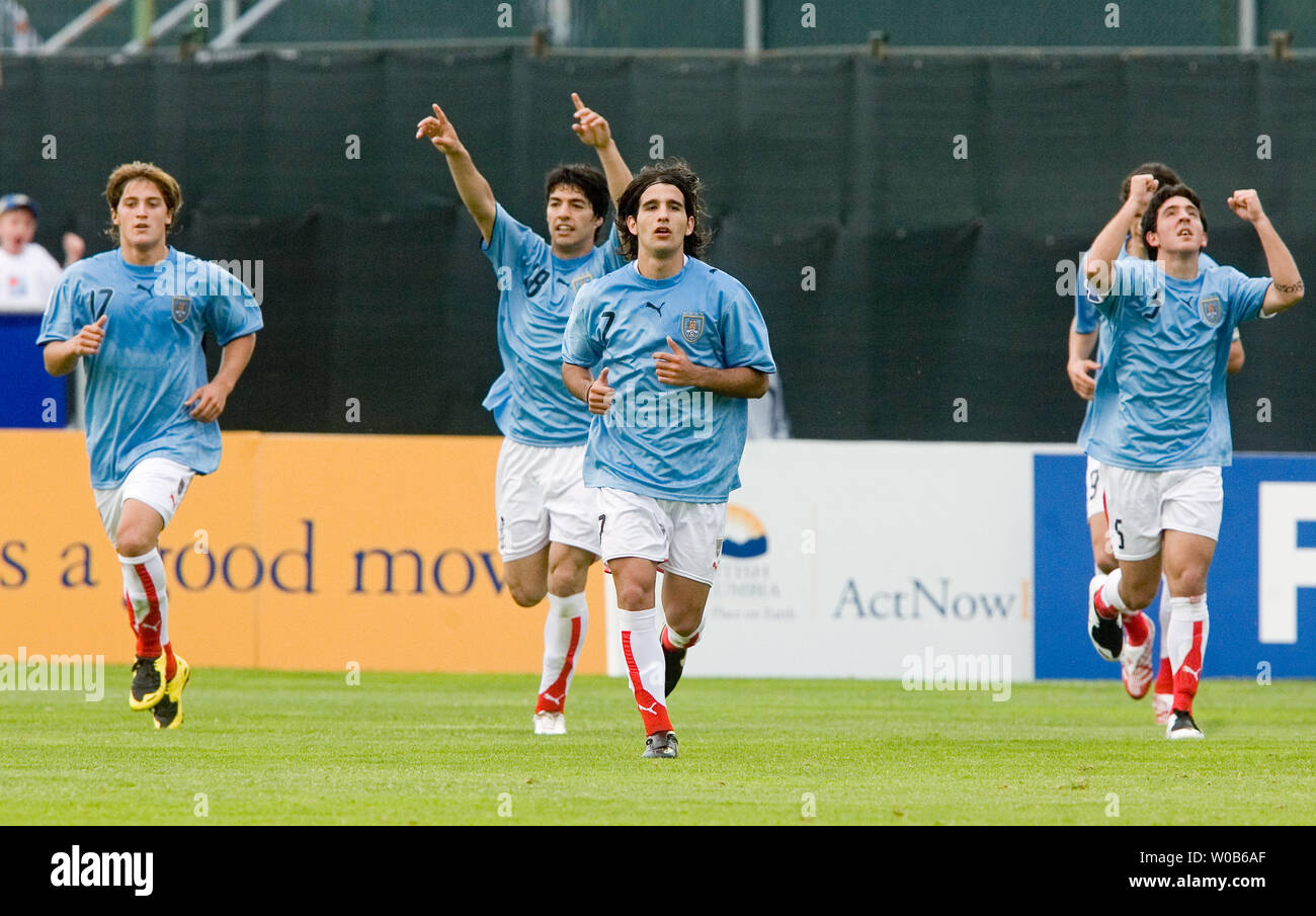 De l'Uruguay Luis Suarez (deuxième à gauche) célèbre la notation allez-y but contre l'Espagne avec ses coéquipiers (L-R) Juan Surraco Mathais , Cardaccio, et Marcel Roman durant la deuxième moitié de leur 2007 Coupe du Monde U-20 de la FIFA match de football contre l'Espagne au stade Swangard de Burnaby (Colombie-Britannique), le 1er juillet 2007. Le jeu est terminé dans un 2-2 tie. (Photo d'UPI/Heinz Ruckemann) Banque D'Images
