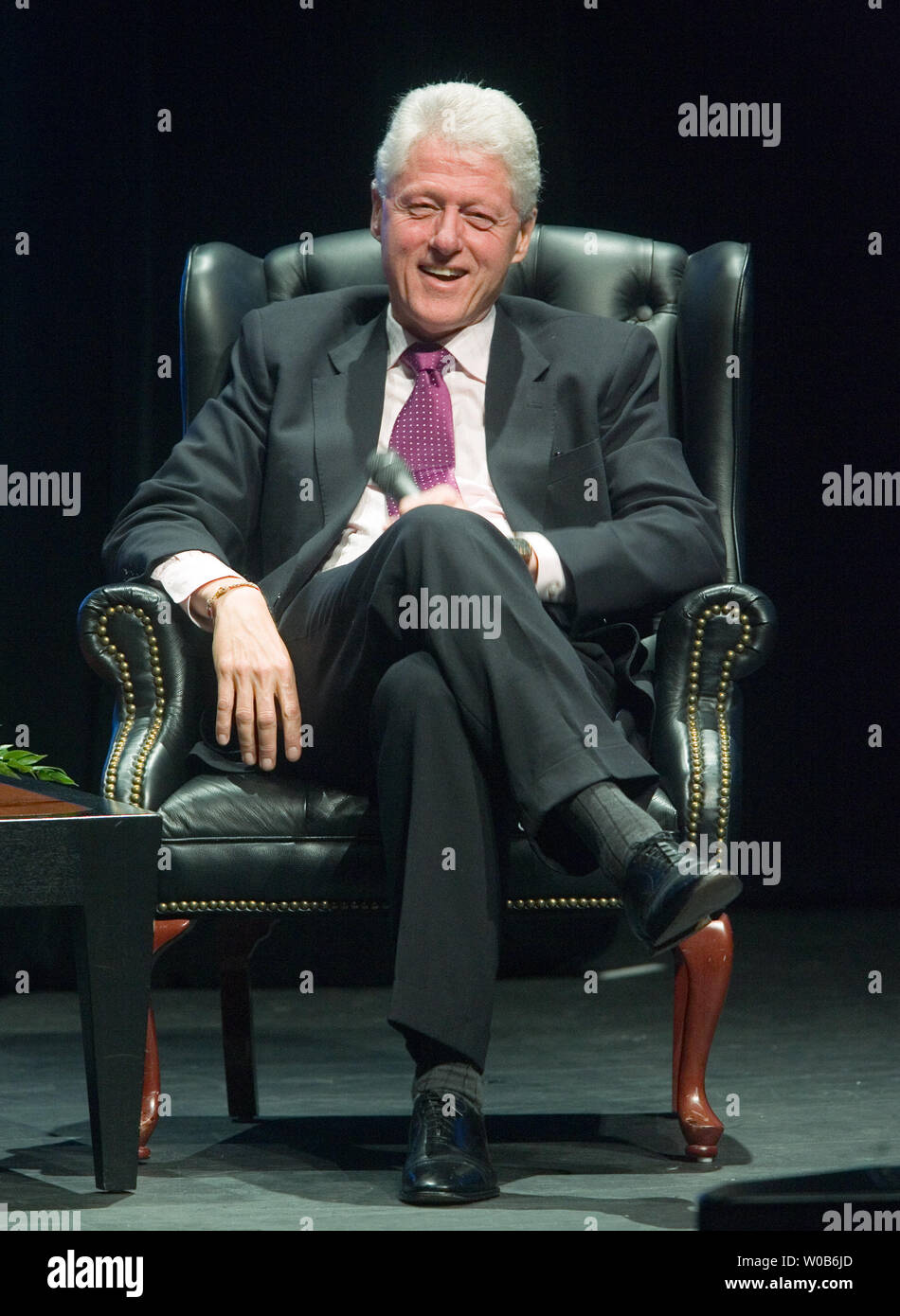 L'ancien président américain Bill Clinton répond aux questions à la Chambre de commerce de Vancouver's Forum économique du Pacifique à Vancouver, Colombie-Britannique, le 1 novembre 2007. Clinton était le conférencier et a parlé de 'faire place à notre humanité commune." (Photo d'UPI/Heinz Ruckemann) Banque D'Images