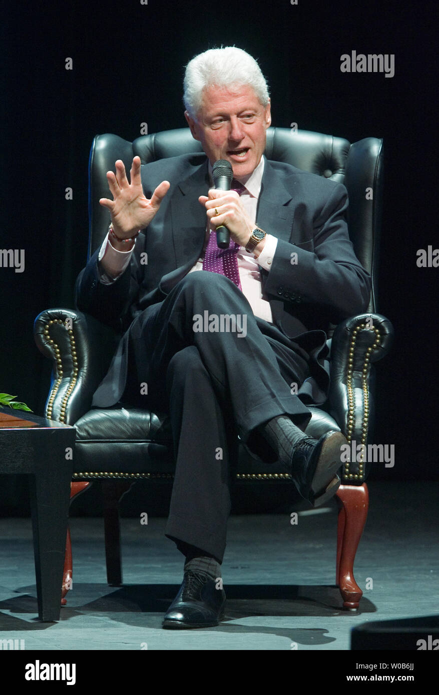 L'ancien président américain Bill Clinton répond aux questions à la Chambre de commerce de Vancouver's Forum économique du Pacifique à Vancouver, Colombie-Britannique, le 1 novembre 2007. Clinton était le conférencier et a parlé de 'faire place à notre humanité commune." (Photo d'UPI/Heinz Ruckemann) Banque D'Images