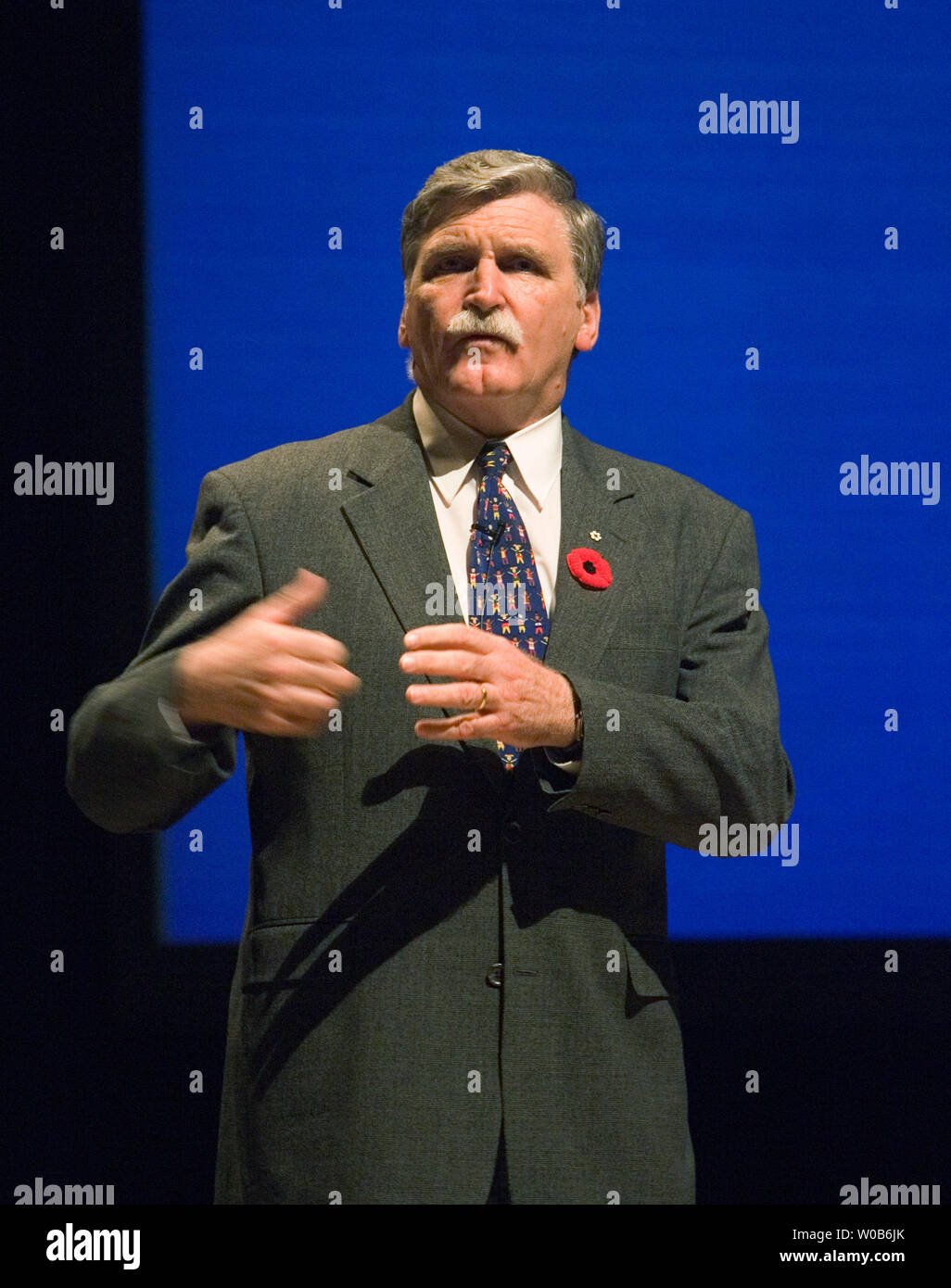 À la retraite du Canada, le Lieutenant-général Roméo Dallaire parle d'une chambre à l'Université de British Columbia's Chan Centre à Vancouver, Colombie-Britannique, le 4 novembre 2007. En ce moment, un sénateur Dallaire, l'auteur de 'Shake Hands with the Devil : La faillite de l'humanité au Rawanda' traite de la communauté internationale manque de réponse adéquate pendant la crise, puisant dans sa désormais célèbre de l'expérience en tant que commandant de l'ONU qui ont essayé sans succès d'arrêter le génocide rwandais de 1994. (Photo d'UPI/Heinz Ruckemann) Banque D'Images