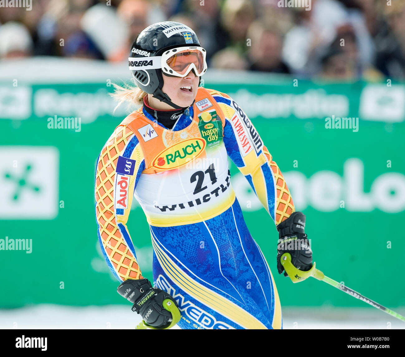 Anja Paerson de Suède la regarde à finir en troisième au classement général  après sa course de slalom la deuxième course de Super Combiné Femmes -  Super G de Telus présente la