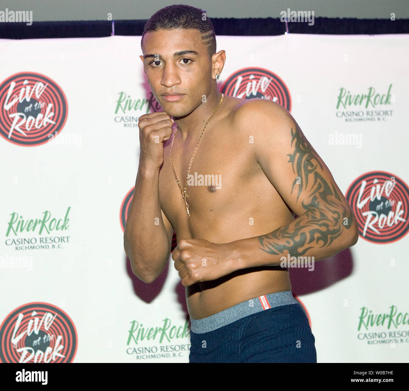 Classé n°4 dans le monde Columbian Joel Julio (L) à Miami en Floride et met en place ses poings pendant le Rumble Rock à la pesée officielle IV demain pour les dix principales ronde Poids moyen de Jr. lutte match contre Ishe Smith de l'adversaire américain Las Vegas, Nevada au River Rock Casino près de Vancouver (Colombie-Britannique), le 29 avril 2008. Sugar Ray Leonard est assistant à la fois la pesée et la lutte qui sera retransmis en direct sur ESPN's 'mercredi Night Fights.' (UPI/Photo Heinz Ruckemann) Banque D'Images