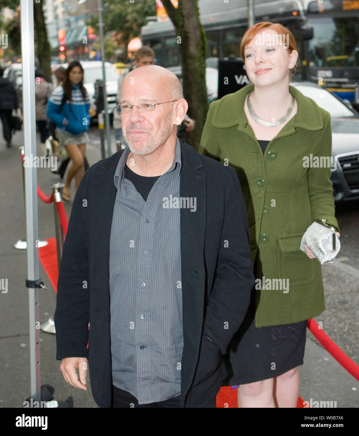 Acteur, scénariste et réalisateur, Charles Martin Smith et un compagnon arrivent pour le parti à CinCin Brightlight Pictures's sur Robson pendant le Vancouver International Film Festival soirée d'ouverture à Vancouver (Colombie-Britannique), le 25 septembre 2008. (Photo d'UPI/Heinz Ruckemann) Banque D'Images