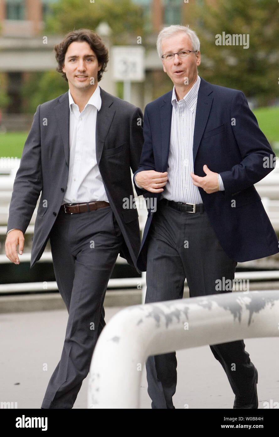 Candidat libéral fédéral Justin Trudeau (L) se joint à Stéphane Dion, chef de rallier partisans pendant une campagne électorale fédérale s'arrêter au Science World de Vancouver (Colombie-Britannique) le 7 octobre 2008. Justin est le fils de l'ancien premier ministre Pierre Trudeau. (Photo d'UPI/Heinz Ruckemann) Banque D'Images