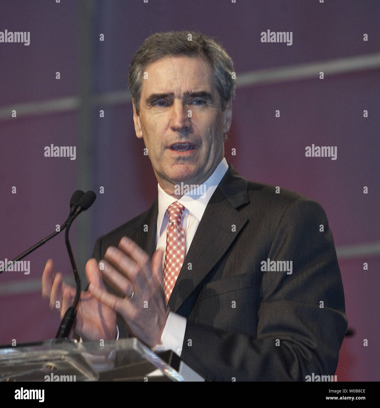 Michael Ignatieff, chef intérimaire du Parti libéral du Canada rend hommage aux récents Stephane Dion chef du parti à la Convention de 2009 du Parti dans une salle du nouveau centre de conventions de Vancouver à Vancouver, Colombie-Britannique, le 01 mai 2009. (Photo d'UPI/Heinz Ruckemann) Banque D'Images