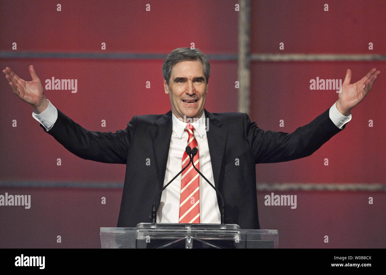 A confirmé le nouveau chef du Parti libéral du Canada lors de leur convention de 2009, Michael Ignatieff grâce délégués comme il arrive dans un panier-hall de la nouvelle Vancouver Convention Centre de Vancouver (Colombie-Britannique), le 02 mai 2009. Sans adversaires tournant contre lui Ignatieff a reçu 97  % des votes des délégations. (Photo d'UPI/Heinz Ruckemann) Banque D'Images