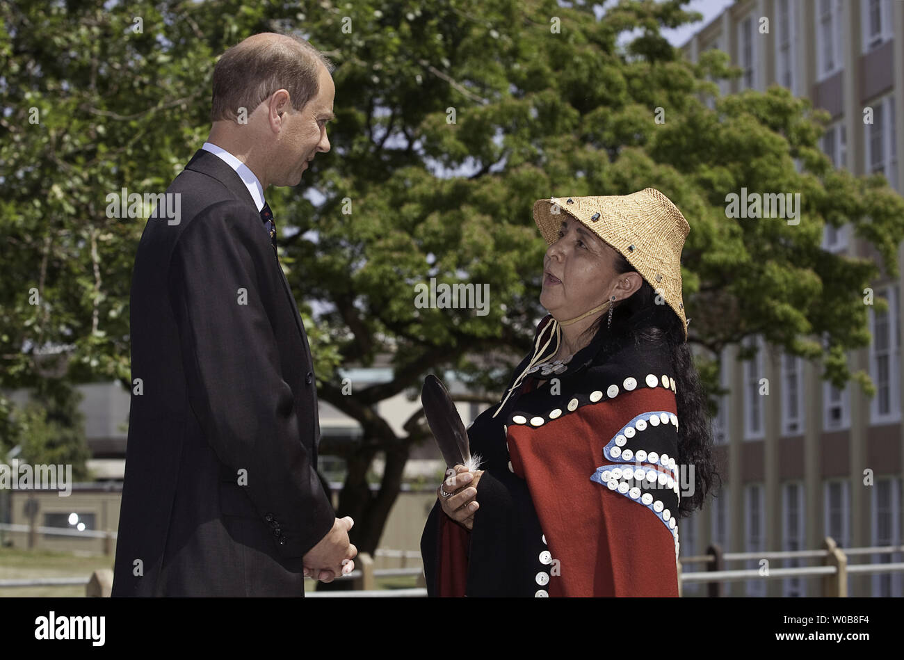 Le prince Edward, comte de Wessex, est accueilli par les Premières Nations  Haida Gwia Travailleur de soutien scolaire Goddard Veronica comme il arrive  à Vancouver Technical Secondary School (VTS) à Vancouver  (Colombie-Britannique),