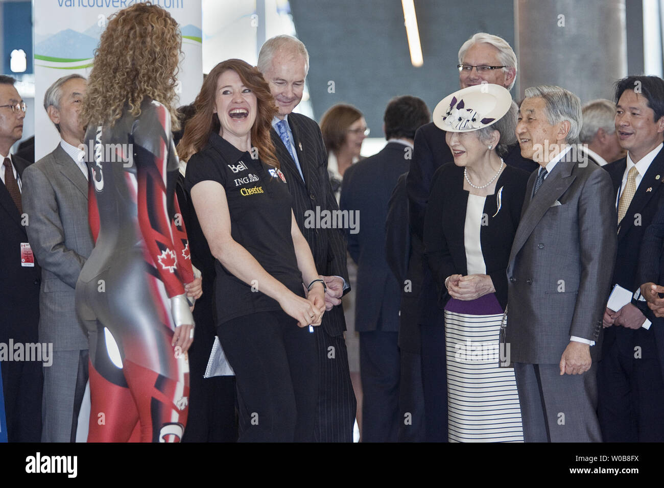 Le Japon l'empereur Akihito et l'Impératrice Michiko partager un rire avec la médaille d'or olympique en patinage de vitesse Clara Hughes et deux de ses coéquipiers dans les Jeux Olympiques d'hiver de 2010 de Patinage de vitesse de Richmond, près de Vancouver, C.-B., le 10 juillet 2009. Le Couple Impérial sont en visite au Canada pour commémorer les 80 ans de relations entre les deux pays. (Photo d'UPI/Heinz Ruckemann) Banque D'Images