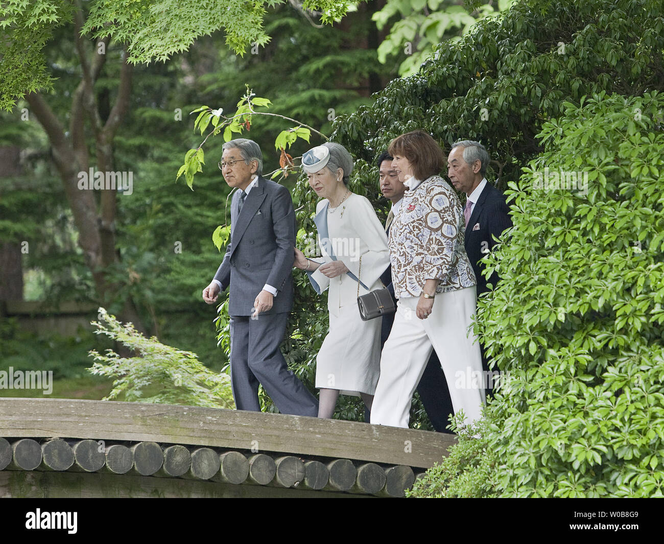 Le Japon l'empereur Akihito et l'Impératrice Michiko traverser un pont au cours de leur visite à l'Université de la Colombie-Britannique a Nitobe Memorial Garden à Vancouver (Colombie-Britannique), le 13 juillet 2009. Le Couple Impérial sont en visite au Canada pour commémorer les 80 ans de relations entre les deux pays. (Photo d'UPI/Heinz Ruckemann) Banque D'Images