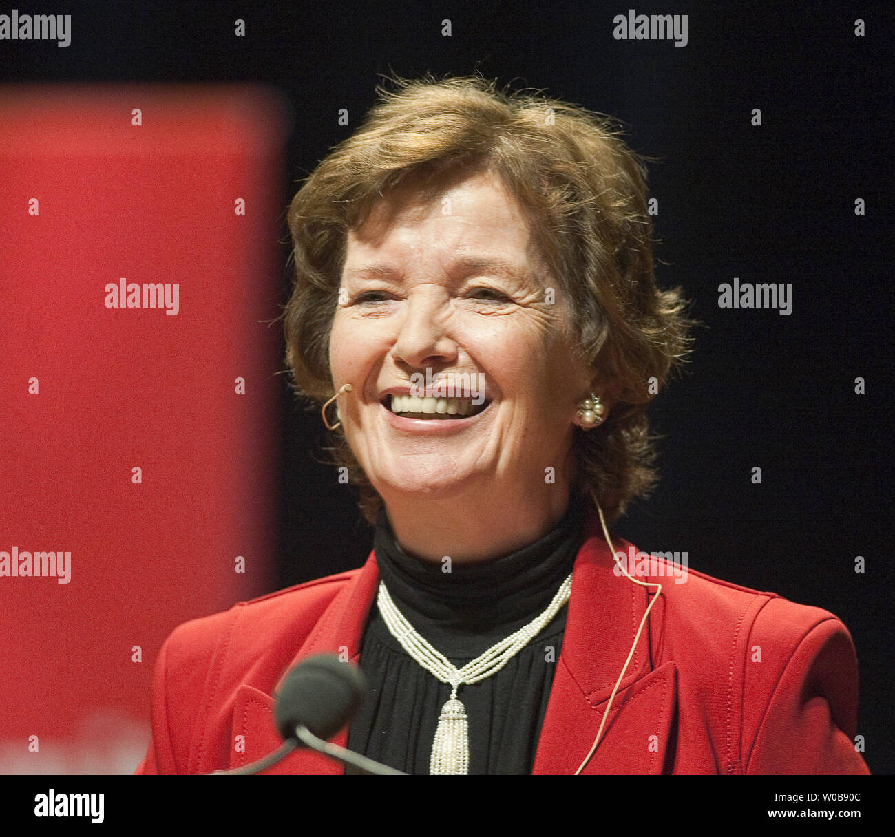 Mary Robinson, l'ancienne présidente d'Irlande et ancien Haut Commissaire des Nations Unies pour les droits de l'homme modère la session de l'après-midi du sommet de la paix Vancouver 2009 à l'Université de British Columbia's Chan Centre à Vancouver, Colombie-Britannique, le 27 septembre 2009. UPI /Heinz Ruckemann Banque D'Images