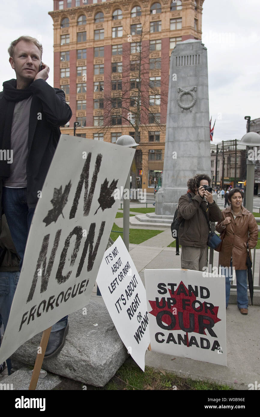 Plusieurs milliers de rassemblement à la place de la Victoire à Vancouver, Colombie-Britannique, le 23 janvier 2010, pour protester contre le premier ministre conservateur Stephen Harper de prorogation du Parlement calculé pour éviter le débat sur les questions difficiles pendant les Jeux Olympiques de 2010 à Vancouver. Le groupe Facebook "les Canadiens contre prorogeant le Parlement" a commencé un mouvement de la base entraînant des grandes manifestations dans plusieurs villes à travers le Canada et à plusieurs consulats canadiens dans d'autres pays. UPI / Heinz Ruckemann Banque D'Images