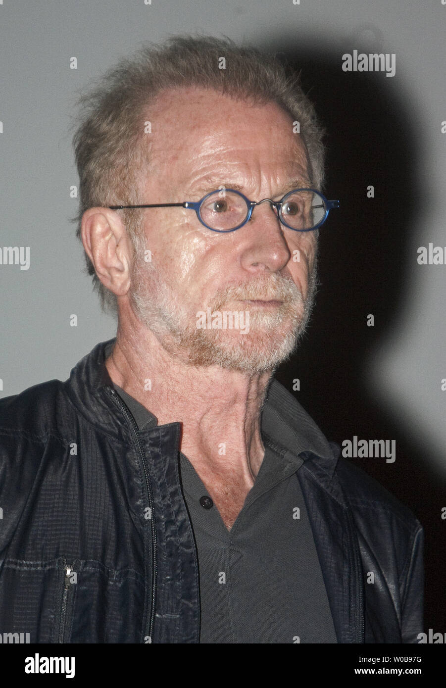 1960 Rolling Stones mentor, manager et producteur Andrew Loog Oldham' 'promenades sur scène au Rio Theatre de présenter le dépistage de minuit et inédits rarement vu 1966 Rolling Stones film 'Charlie est mon Darling' à Vancouver, Colombie-Britannique, 31 juillet 2010. Le film a été tourné pendant la tournée 1965 de pierre de l'Irlande. /Photo UPI Heinz Ruckemann Banque D'Images