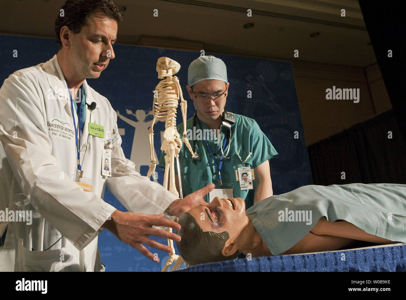Université de la Colombie-Britannique et au Vancouver General Hospital (VGH) pour les étudiants en médecine David Tso (R.) et VGH Directeur de l'imagerie de traumatologie Dr Savvas Nicolaou démontrer de nouvelles technologies, y compris l'iPad et l'iPhone applications utilisées par le service des urgences à VGH lors de l'ouverture officielle de l'année de deux jours de la science, Science and Health Expo à l'hôtel Fairmont Waterfront Hotel, dans le centre-ville de Vancouver, C.-B., le 25 novembre 2010. L'Expo l'espoir d'inspirer les élèves du secondaire à choisir des carrières en sciences de la santé et de la technologie bio. UPI/Heinz Ruckemann Banque D'Images