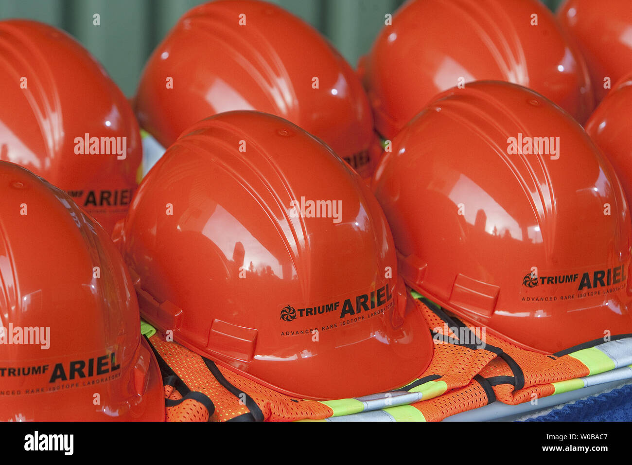 Casque de sécurité sont prévues pour les clients de l'Université de la Colombie-Britannique (UBC) Laboratoire du cyclotron TRIUMF au cours de la cérémonie du lancement de la construction de l'investissement de 62,9 millions de dollars Advanced isotope rare Laboratoire (ARIEL) sur le site de TRIUMF à Vancouver (Colombie-Britannique) le 1 novembre 2011. Il faudra quelque 300 travailleurs au cours des 18 derniers mois pour construire ARIEL qui a à coeur c'est un accélérateur linéaire de la prochaine génération ou e-accélérateur linéaire et permettra au Canada de demeurer à l'avant-garde de la recherche sur les isotopes pour les 15 prochaines années et aider à mettre fin à la pénurie d'isotopes médicaux périodiques. UPI/Heinz Ruckemann Banque D'Images