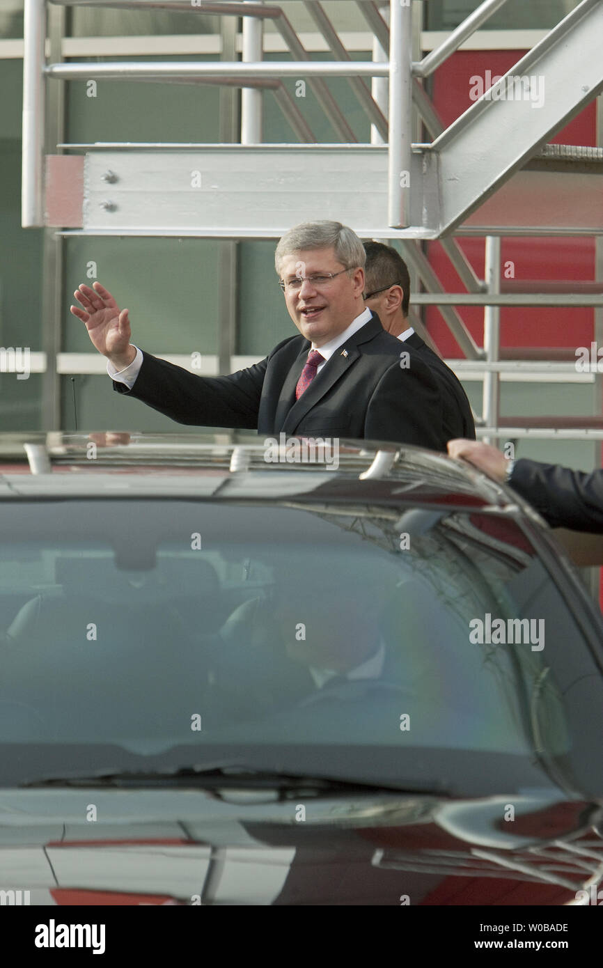 Le premier ministre du Canada Stephen Harper vagues pour 'occuper' Vancouver manifestants comme il part Science World British Columbia (BC) où il a rejoint le premier ministre de la Colombie-Britannique, Christy Clark d'annoncer le financement conjoint du complexe dans le centre-ville de Vancouver, C.-B., le 25 novembre 2011. UPI/Heinz Ruckemann Banque D'Images