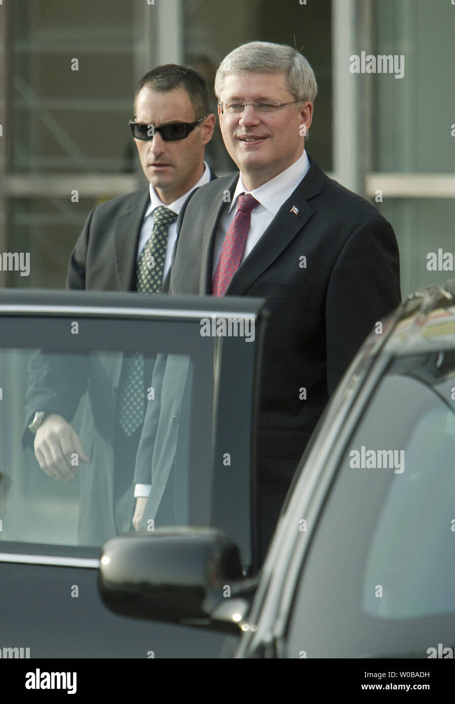 Le premier ministre du Canada Stephen Harper ressemble à 'occuper' Vancouver manifestants comme il part Science World British Columbia (BC) où il a rejoint le premier ministre de la Colombie-Britannique, Christy Clark d'annoncer le financement conjoint du complexe dans le centre-ville de Vancouver, C.-B., le 25 novembre 2011. UPI/Heinz Ruckemann Banque D'Images