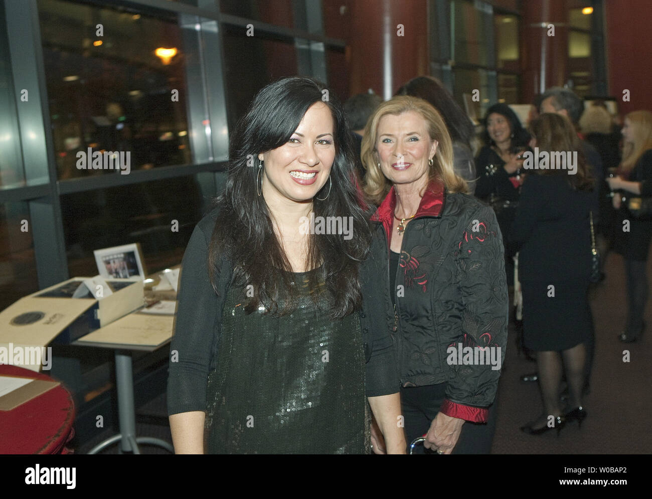 La veuve de Bruce Lee, Linda Lee Cadwell (R) et sa fille Shannon Lee arrivent pour la réception avant la première projection du film 'I Am Bruce Lee' qu'ils présenteront à la Vancity Theatre dans le centre-ville de Vancouver (Colombie-Britannique), le 8 février 2012. Le film écran aux Etats-Unis les 9 et 15e au Canada et le 8 mars et 17 juin. /Photo UPI Heinz Ruckemann Banque D'Images