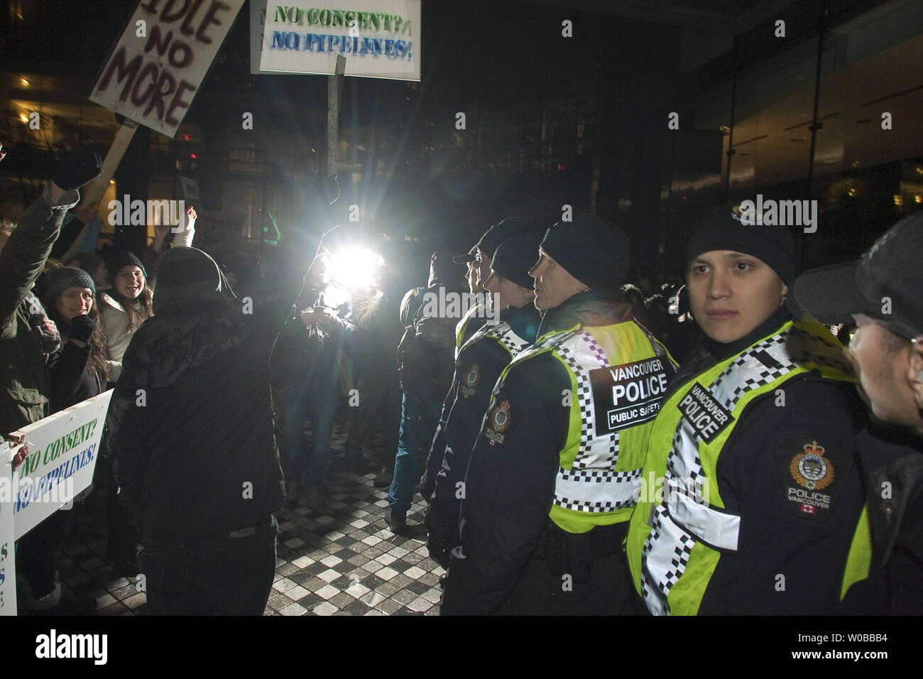 Les Premières Nations 'Idle No More" manifestants contre la rejoindre projet Enbridge Northern Gateway Pipeline d'huile pour former une démonstration forte de plus d'un millier d'exprimer leur opposition à l'avant de la police au projet Enbridge Northern Gateway fermé comité fédéral d'examen des audiences à Vancouver, Colombie-Britannique, le 14 janvier 2013. UPI/Heinz Ruckemann Banque D'Images