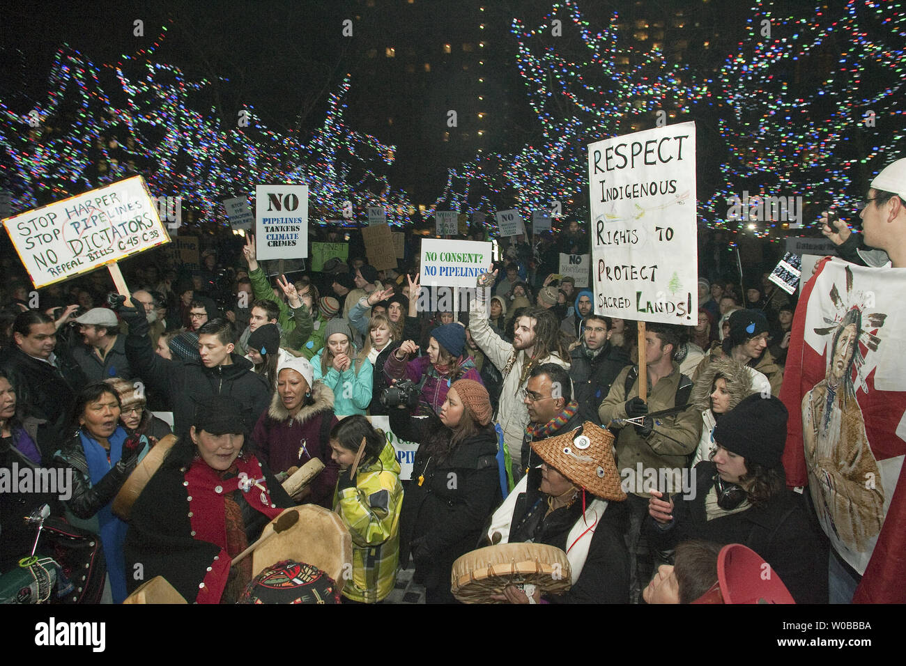 Les Premières Nations 'Idle No More" manifestants contre la rejoindre projet Enbridge Northern Gateway Pipeline d'huile pour former une démonstration forte de plus d'un millier d'exprimer leur opposition à l'avant de la police au projet Enbridge Northern Gateway fermé comité fédéral d'examen des audiences à Vancouver, Colombie-Britannique, le 14 janvier 2013. UPI/Heinz Ruckemann Banque D'Images